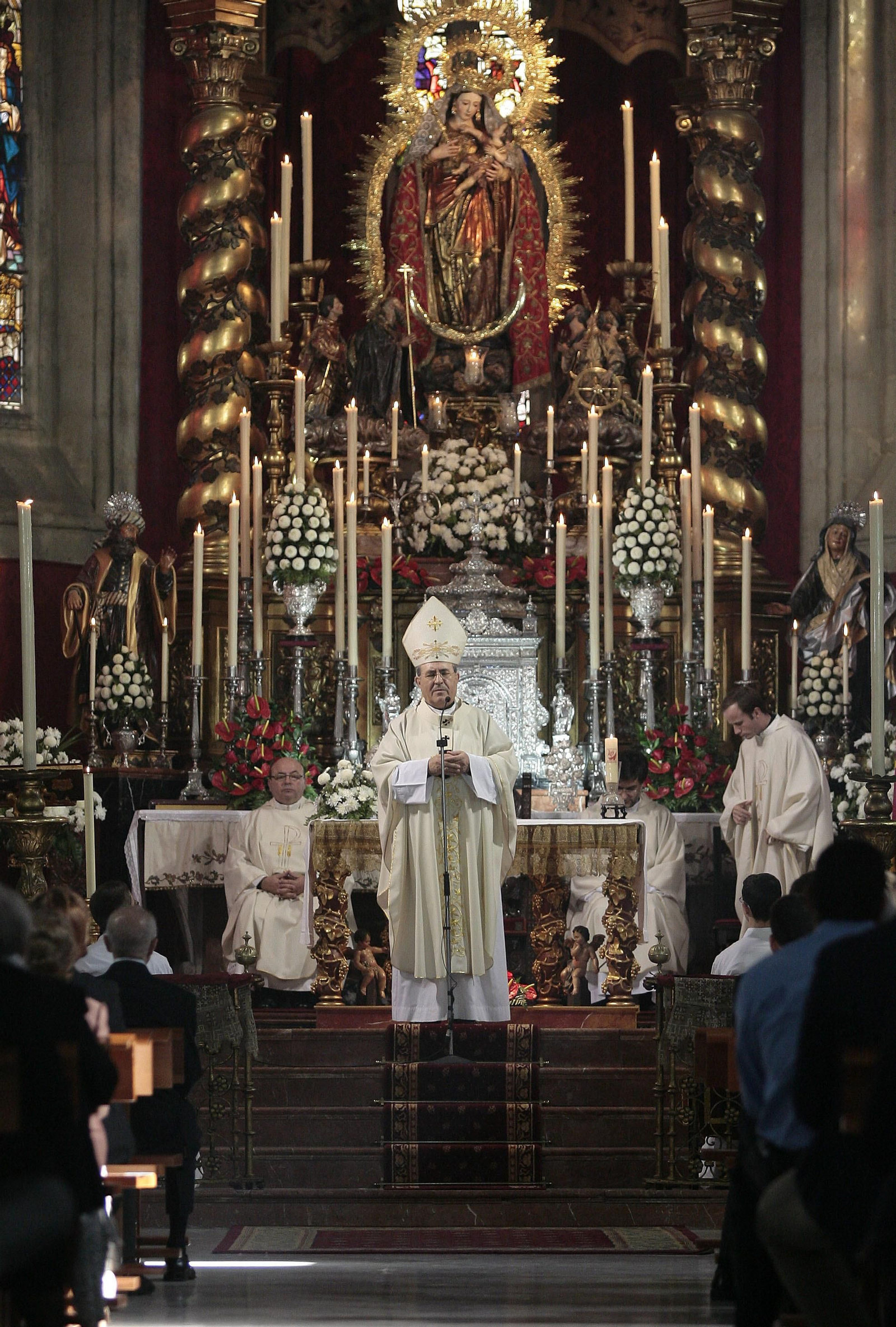 Monseñor Asenjo en la Iglesia de Omnium Sanctorum