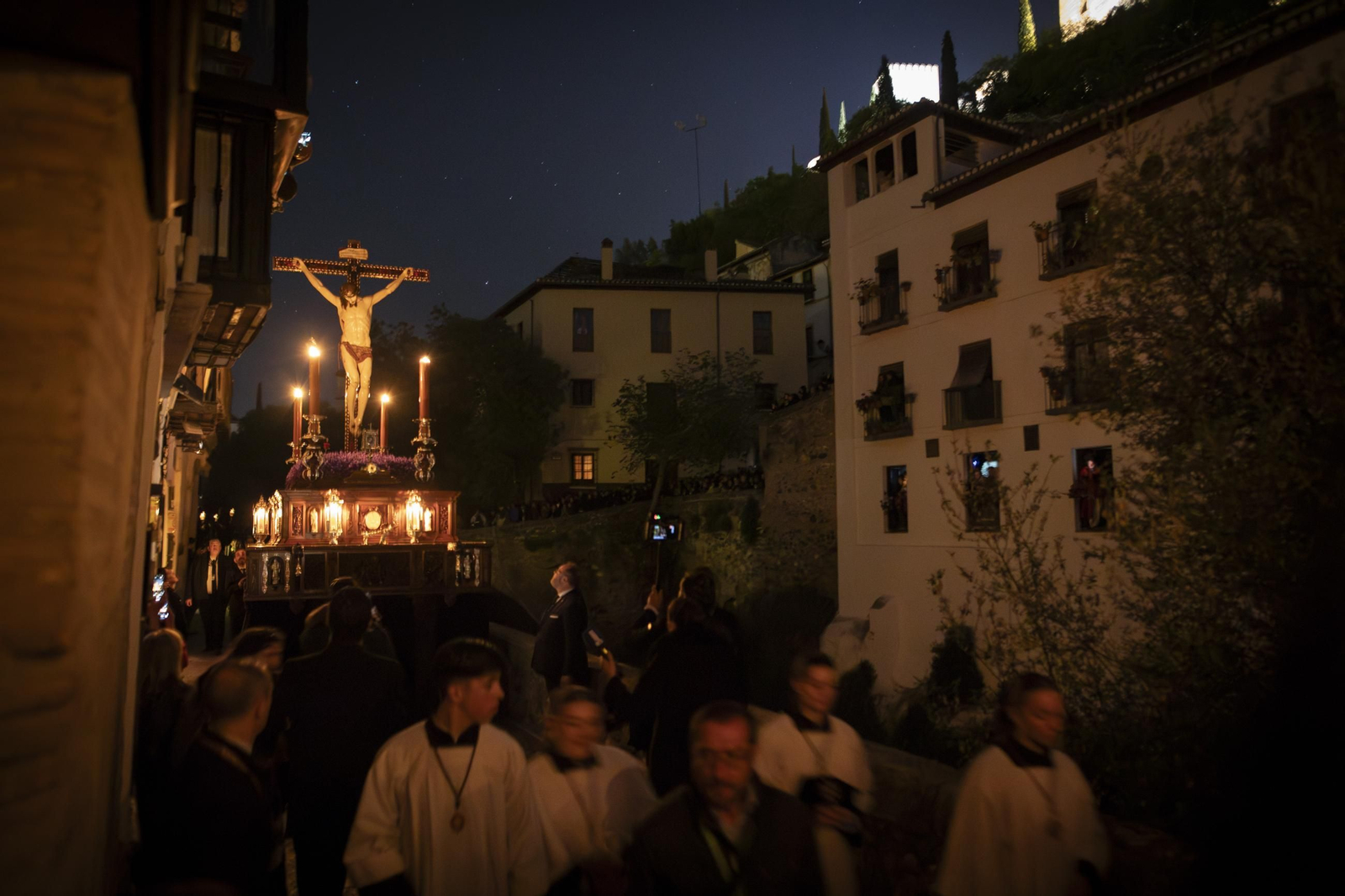 Silencio y oscuridad: las mejores fotos de la procesión del Cristo de la Misericordia de Granada