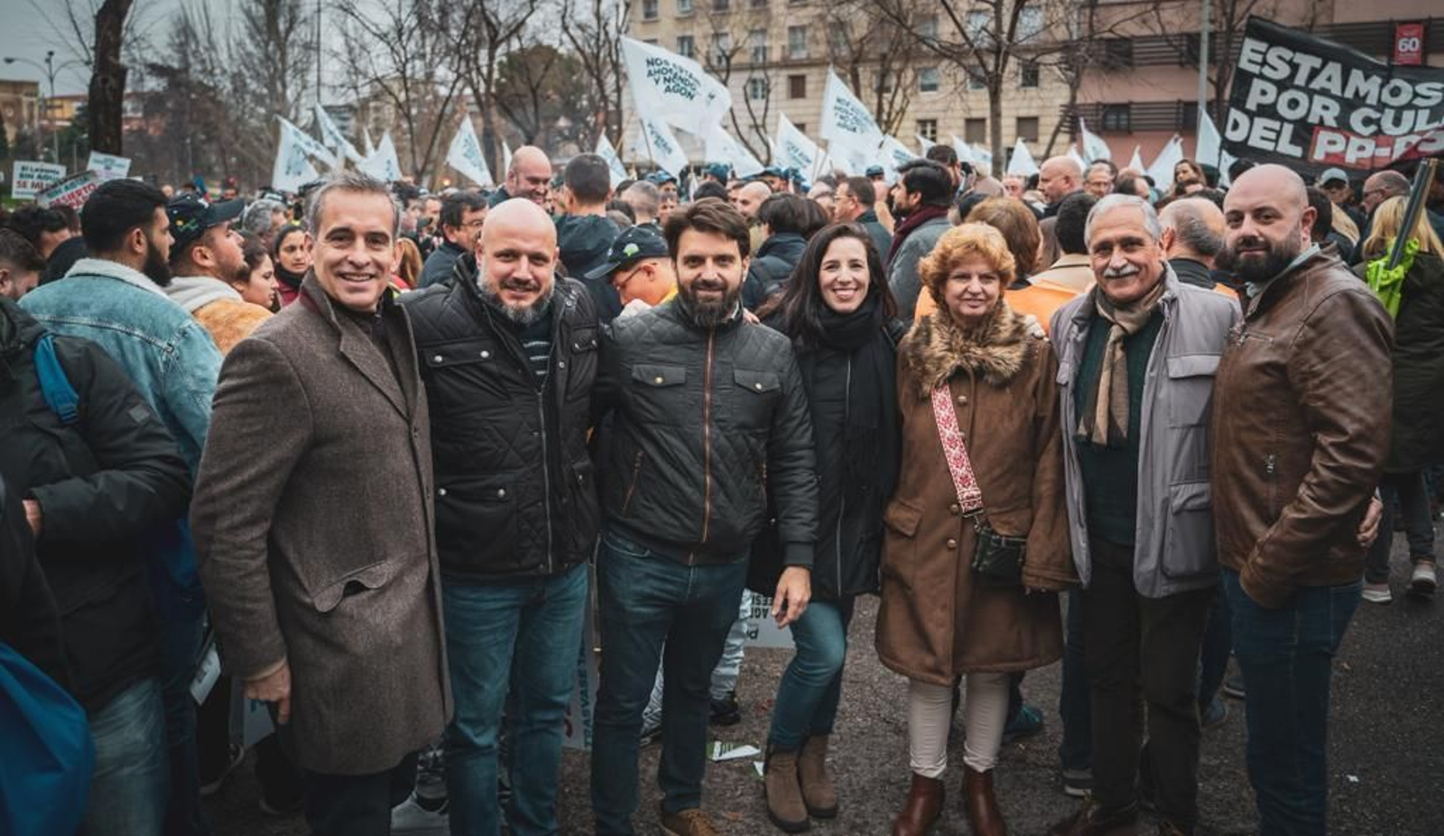 Miembros de VOX en la concentración.