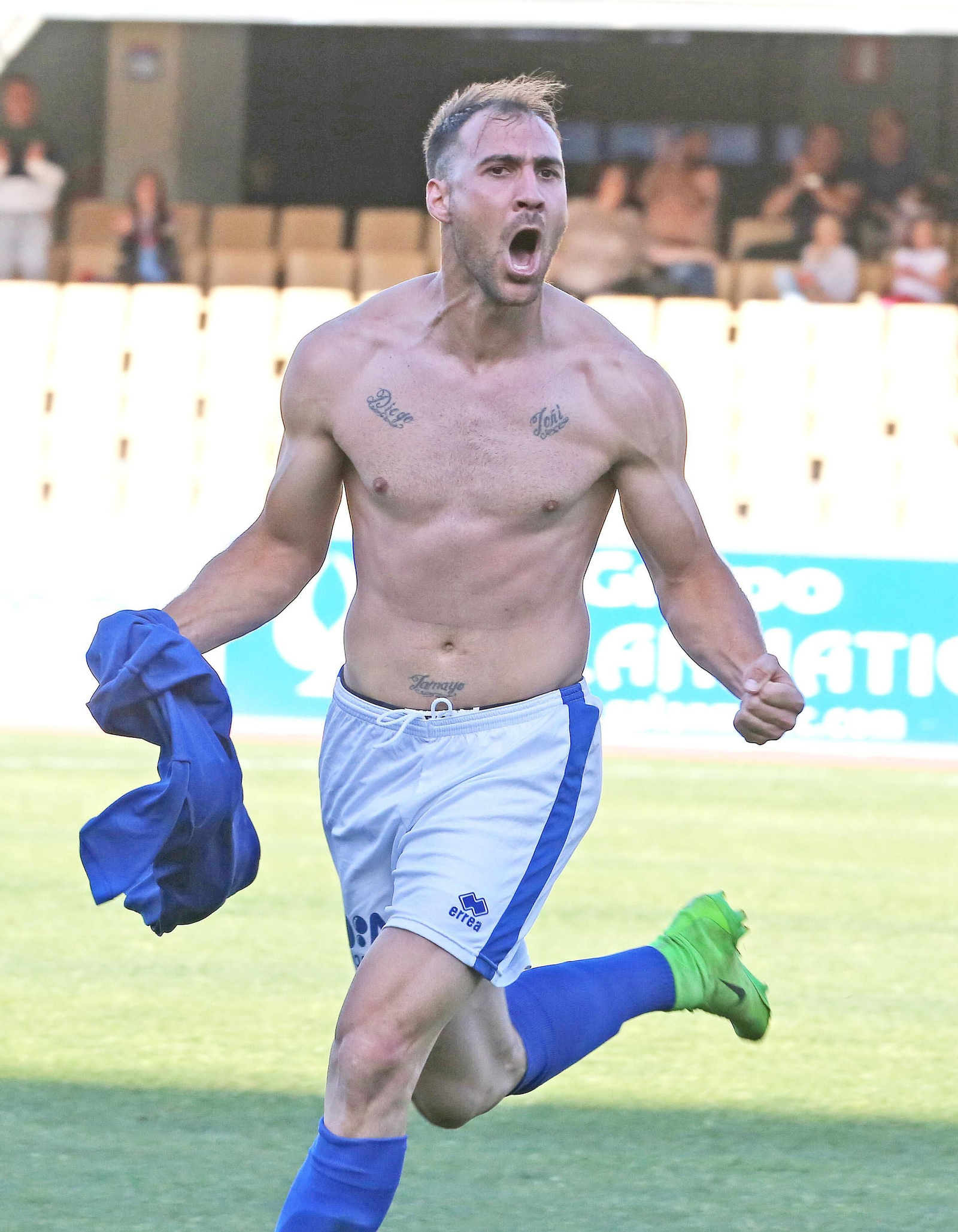 Javi Tamayo se quitó la camiseta para celebrar el tanto del triunfo y vio una tarjeta amarilla. Javi Tamayo se quitó la camiseta para celebrar el tanto del triunfo y vio una tarjeta amarilla.