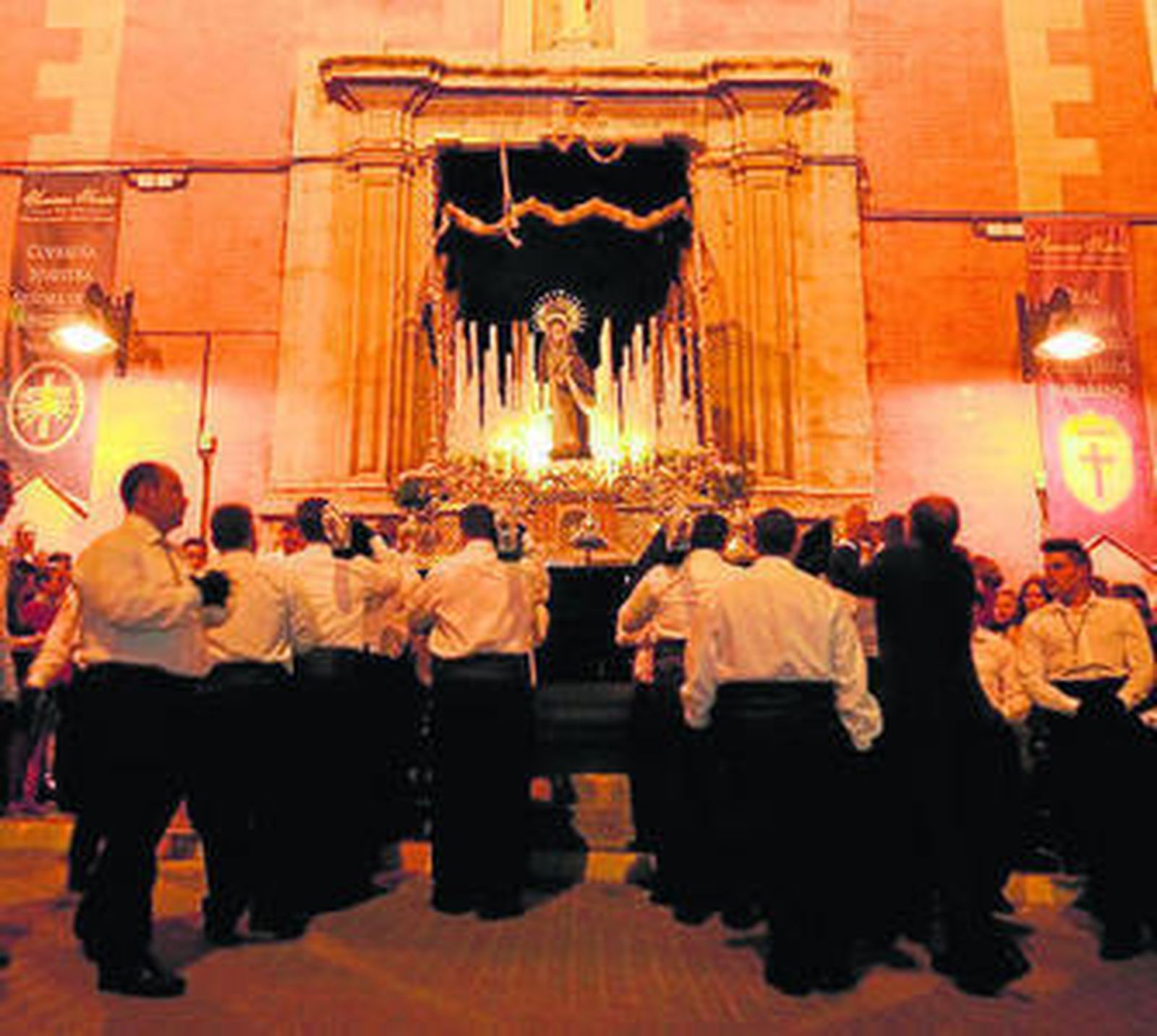 La imagen titular del Paso Negro a su salida de la iglesia parroquial.