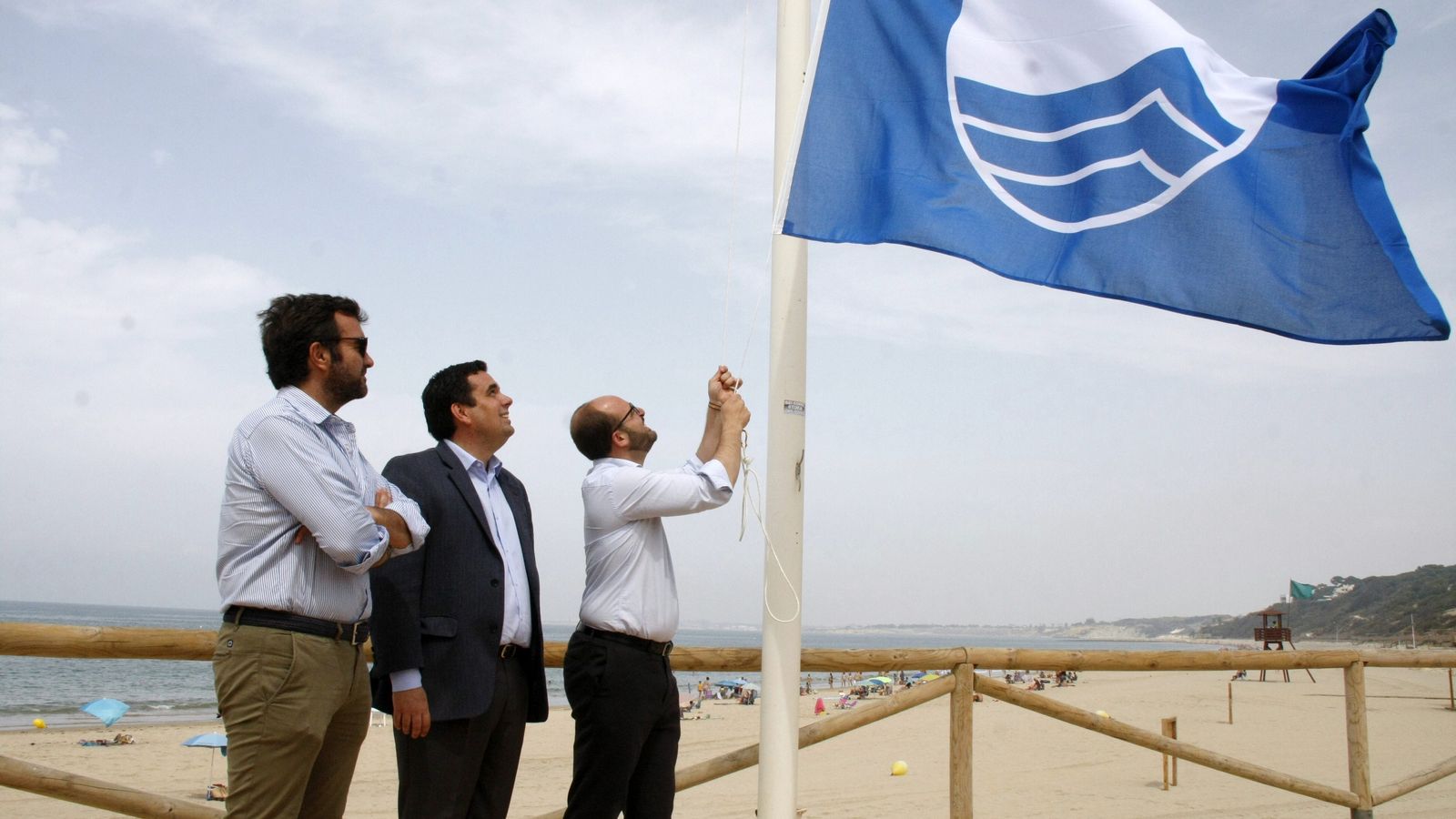 Una izada de Bandera Azul en la playa de Santa Catalina.