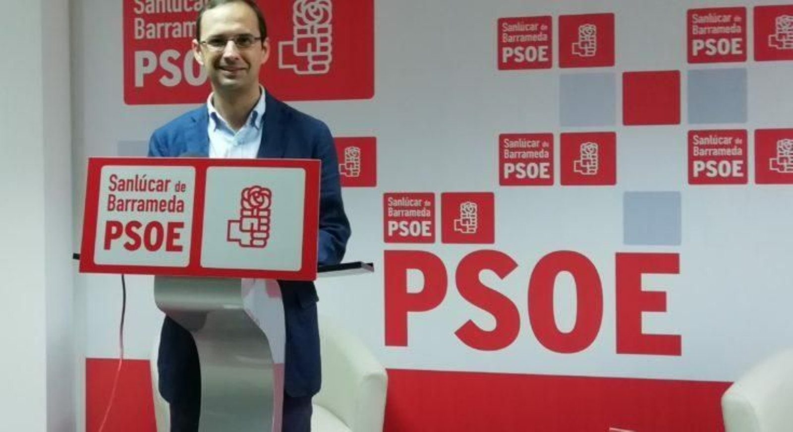 El alcalde y secretario local del PSOE, Víctor Mora, en la sede del partido. El alcalde y secretario local del PSOE, Víctor Mora, en la sede del partido.