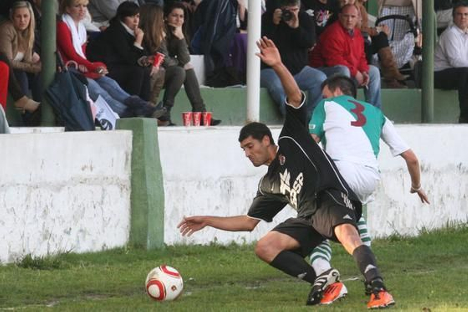 Los linenses empatan sin goles en Puerto Real y celebran el título de campeón de Liga.

Foto: Paco Guerrero