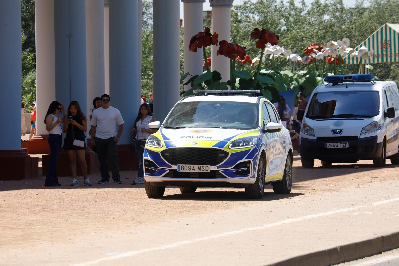 Coche de la Policía Local junto a la Portada. Coche de la Policía Local junto a la Portada.