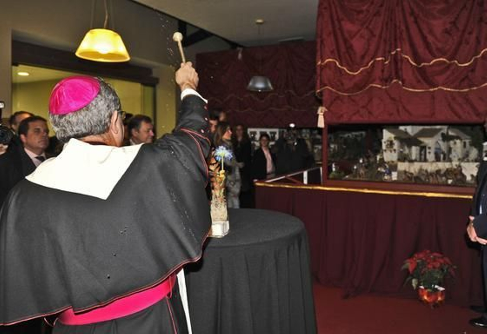 Momento de la bendición del nacimiento por parte del arzobispo Asenjo.

Foto: J. C. Vázquez y Victoria Hidalgo