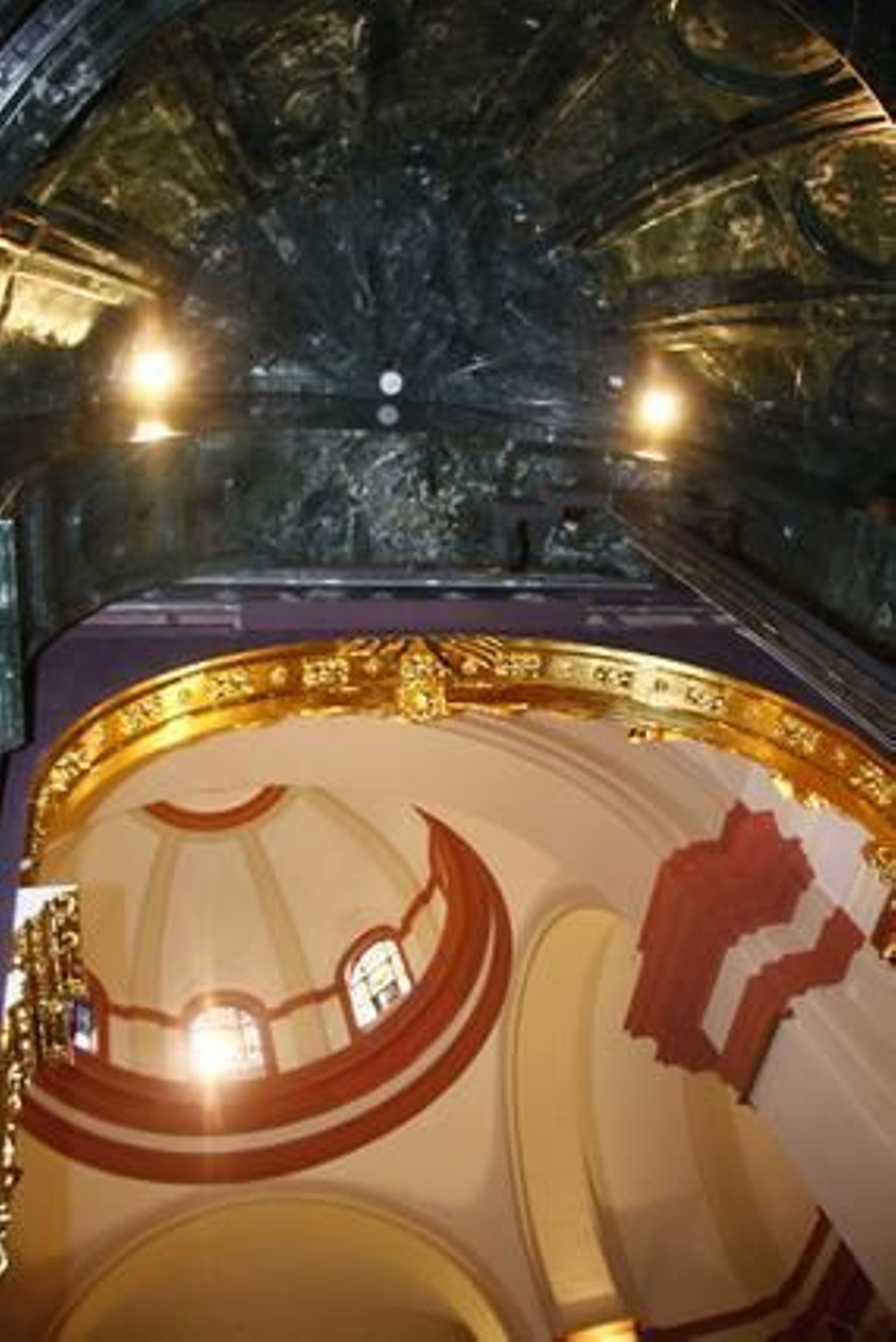 Mármol, bronce y madera son los materiales que forman el monumental retablo que acogerá al Cristo de la Expiración.

Foto: Victoria Hidalgo