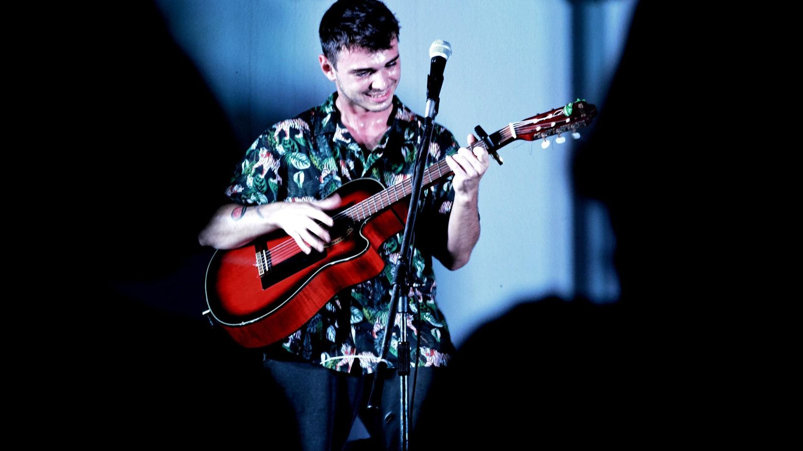 Alfonso Saucedo, promotor de Open Brócoli Session, sobre el escenario.