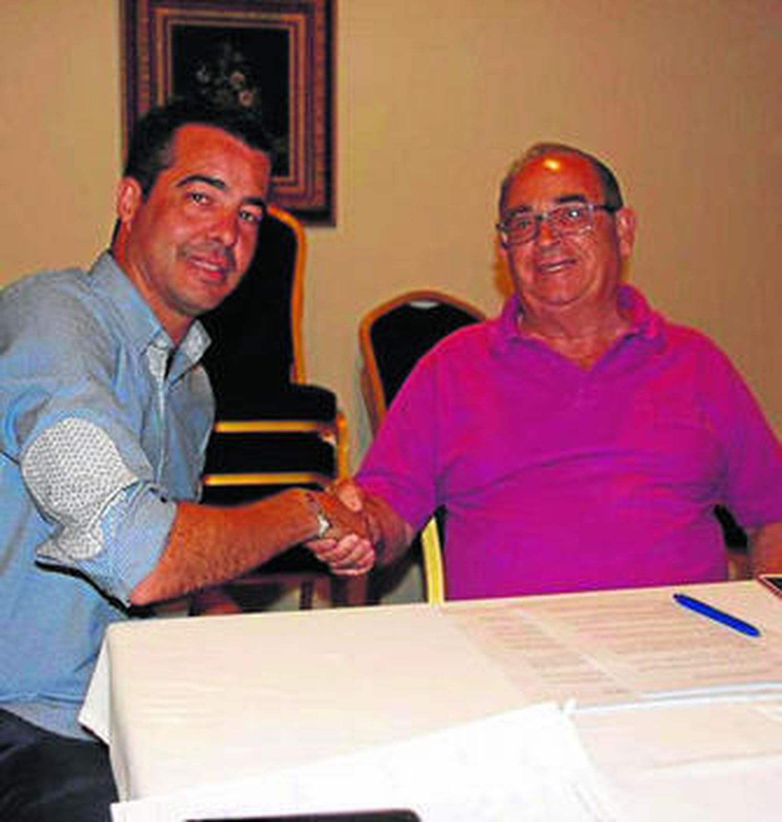 José Pérez Herrera y Francisco Valenzuela, presidente arcense, tras firmar.
