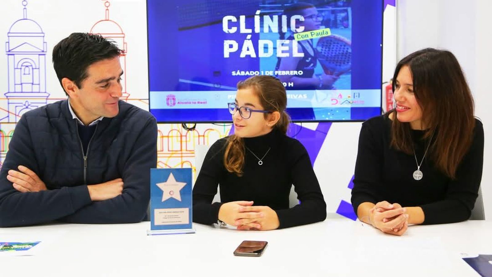 Marino Aguilera y Belén Ramírez, junto a Paula García en la presentación del evento.