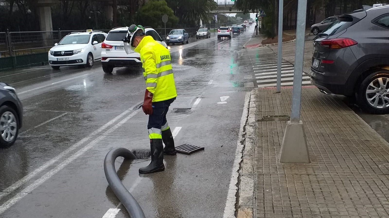 Operarios de los servicios de alcantarillado, en una de las intervenciones llevadas a cabo esta tarde.