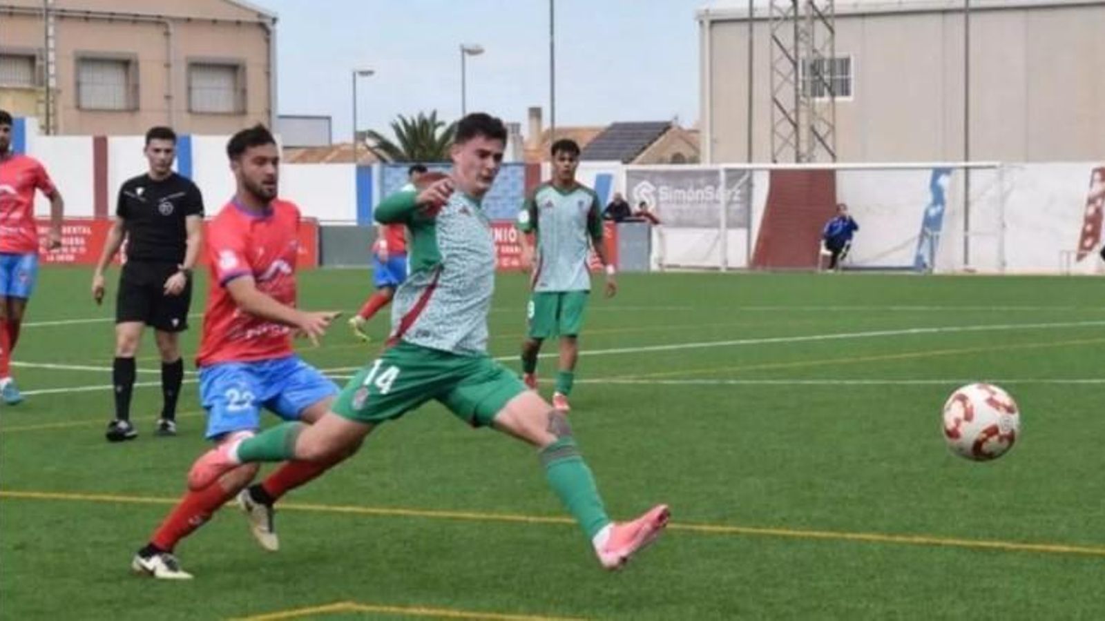 Íker Burgos, del Recreativo de Granada, persigue el balón, ayer en Cartagena