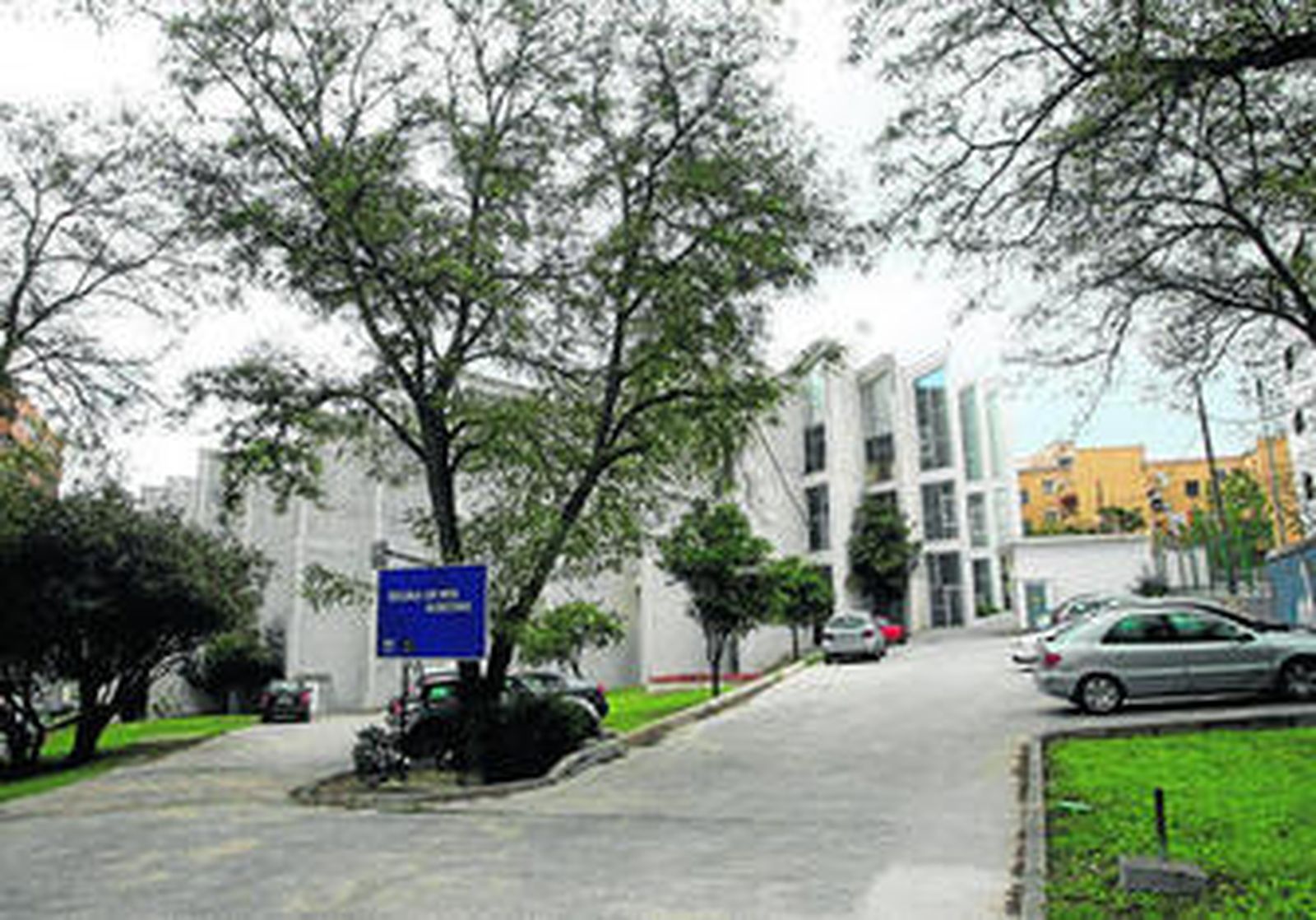 Imagen de la zona de acceso al edificio de la Escuela de Arte y Oficio de Algeciras, ya libre de andamios.