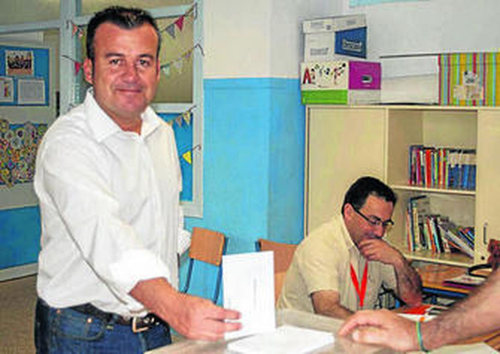 Salvador Hernández, de GICAR, en la mesa electora, ejerciendo su derecho.