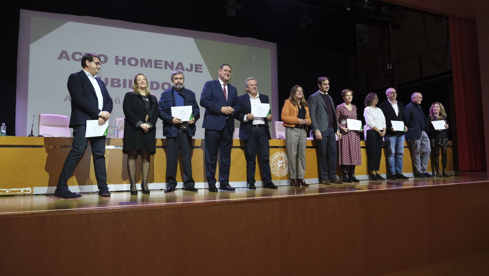 Los maestros docentes jubilados reciben su homenaje en la paraninfo de la UAL