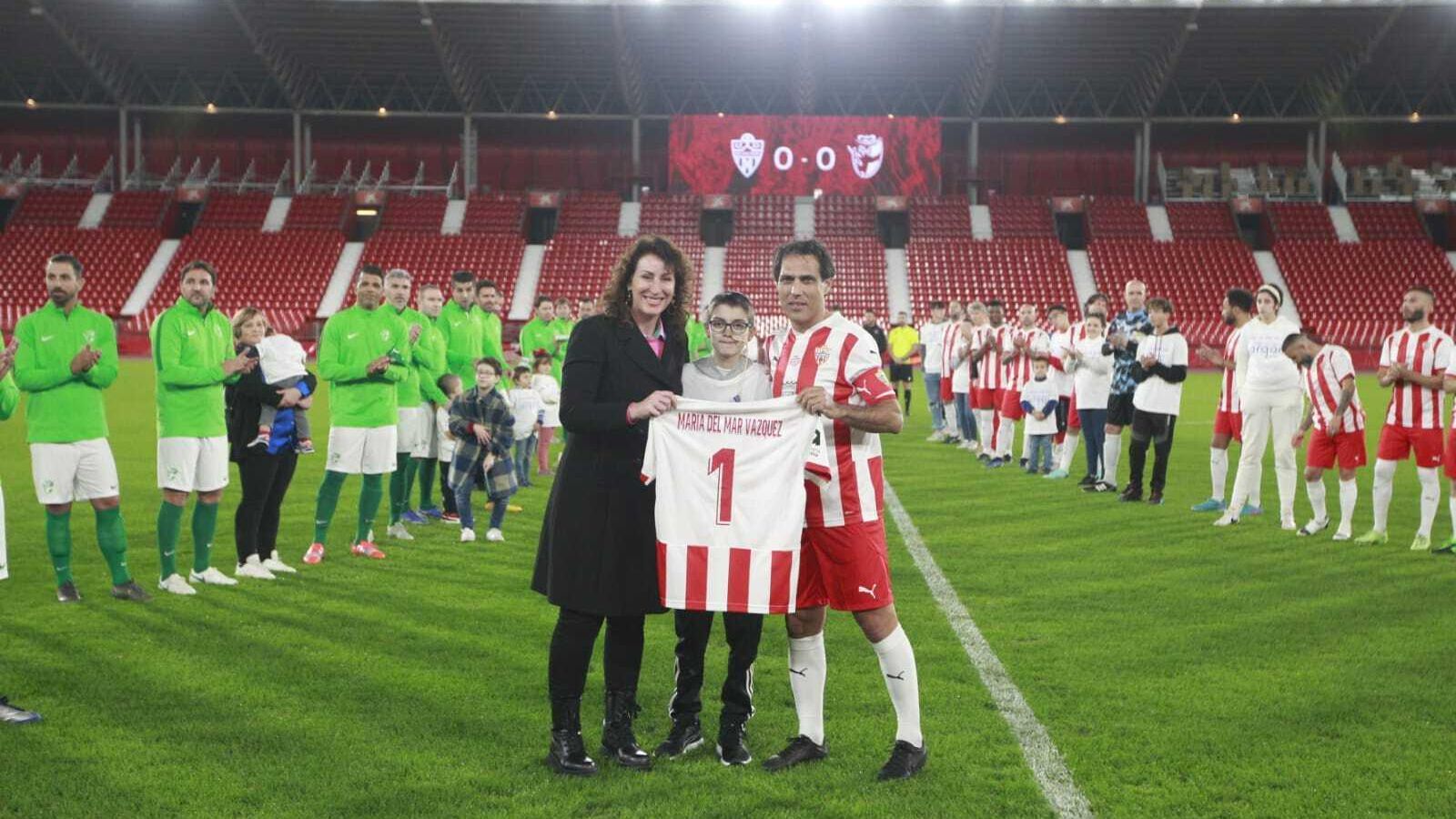 Ortiz, con la alcaldesa de Almería y un pequeño de ARGAR.