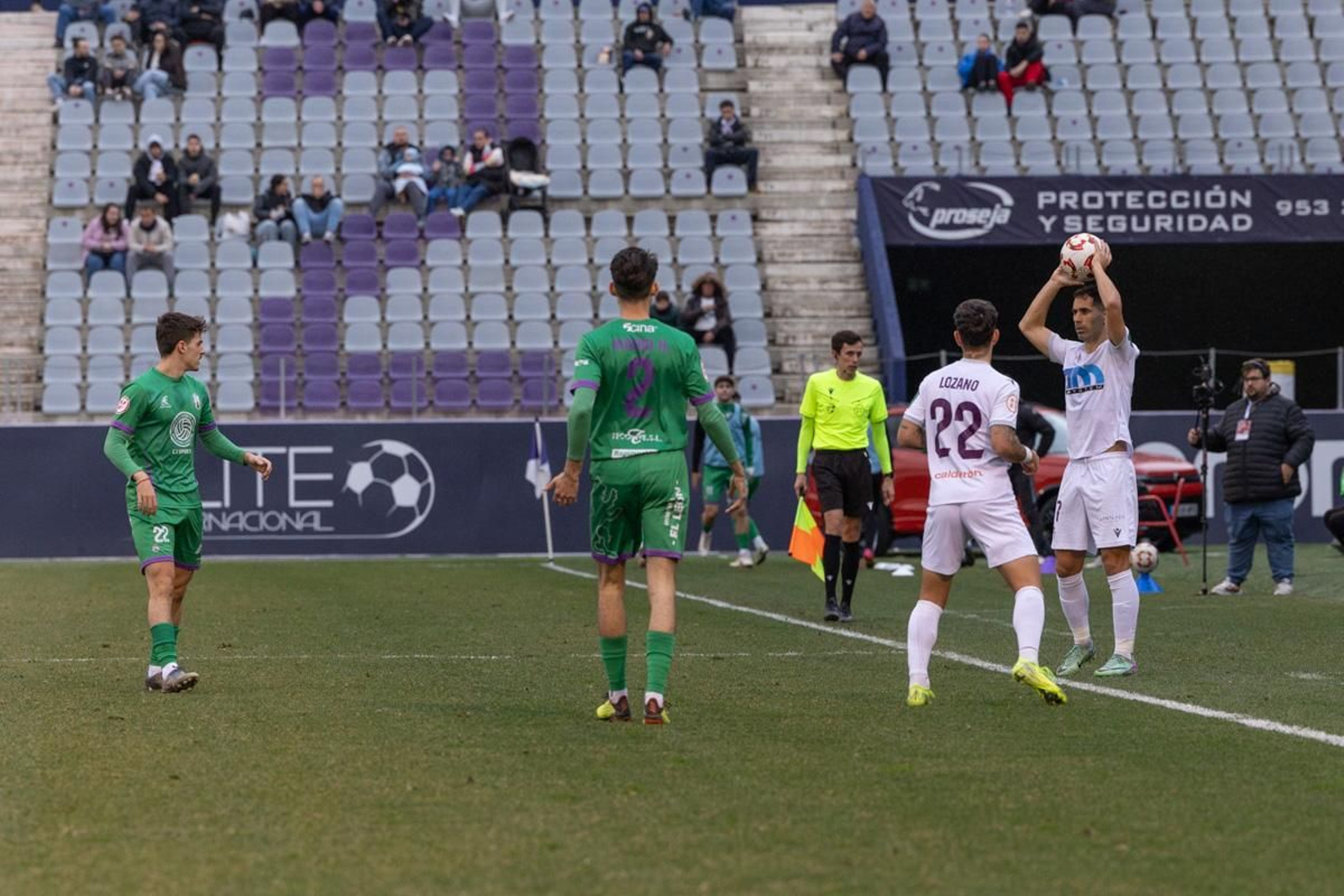 La emoción del triunfo in extremis del Real Jaén ante el Atlético Mancha Real, en imágenes