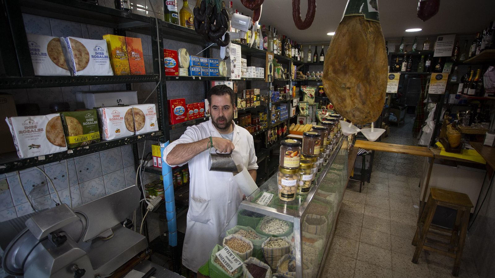 Interior de Casa Lucas, uno de los pocos ultramarinos que pervive en el centro comercial de Sevilla.