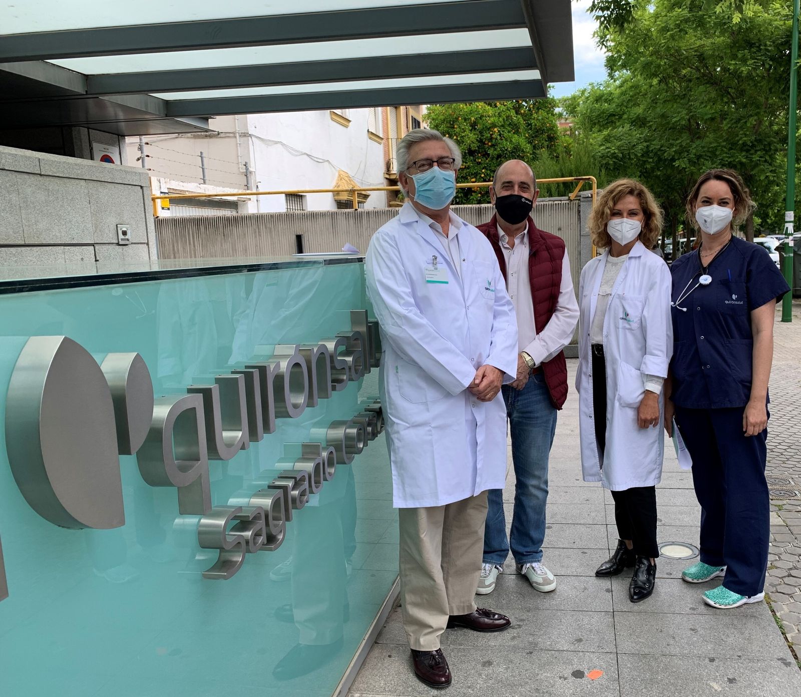 Alfonso Haya, Director Médico; el propietario de la venta Los Conejos de Mairena del Aljarafe, Francisco López León; Araceli Bellido, Cirujana y María Pena, médico Intensivista.