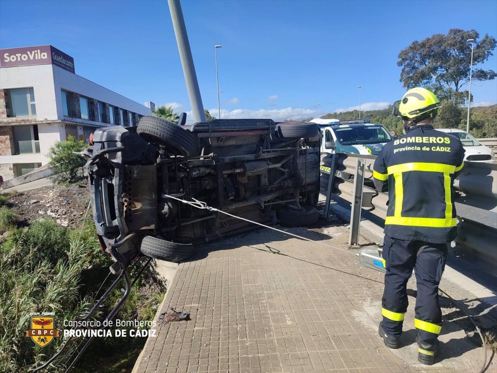 Evacuado un conductor de 81 años al volcar su vehículo en un puente sobre el río Guadarranque de la A-7