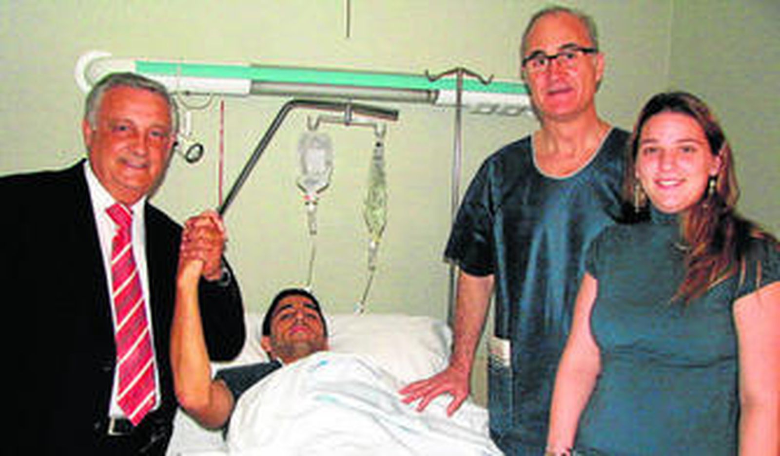 Pellerano, brazo en alto con el vicepresidente Ricardo Martínez, el doctor Ripoll y su esposa.