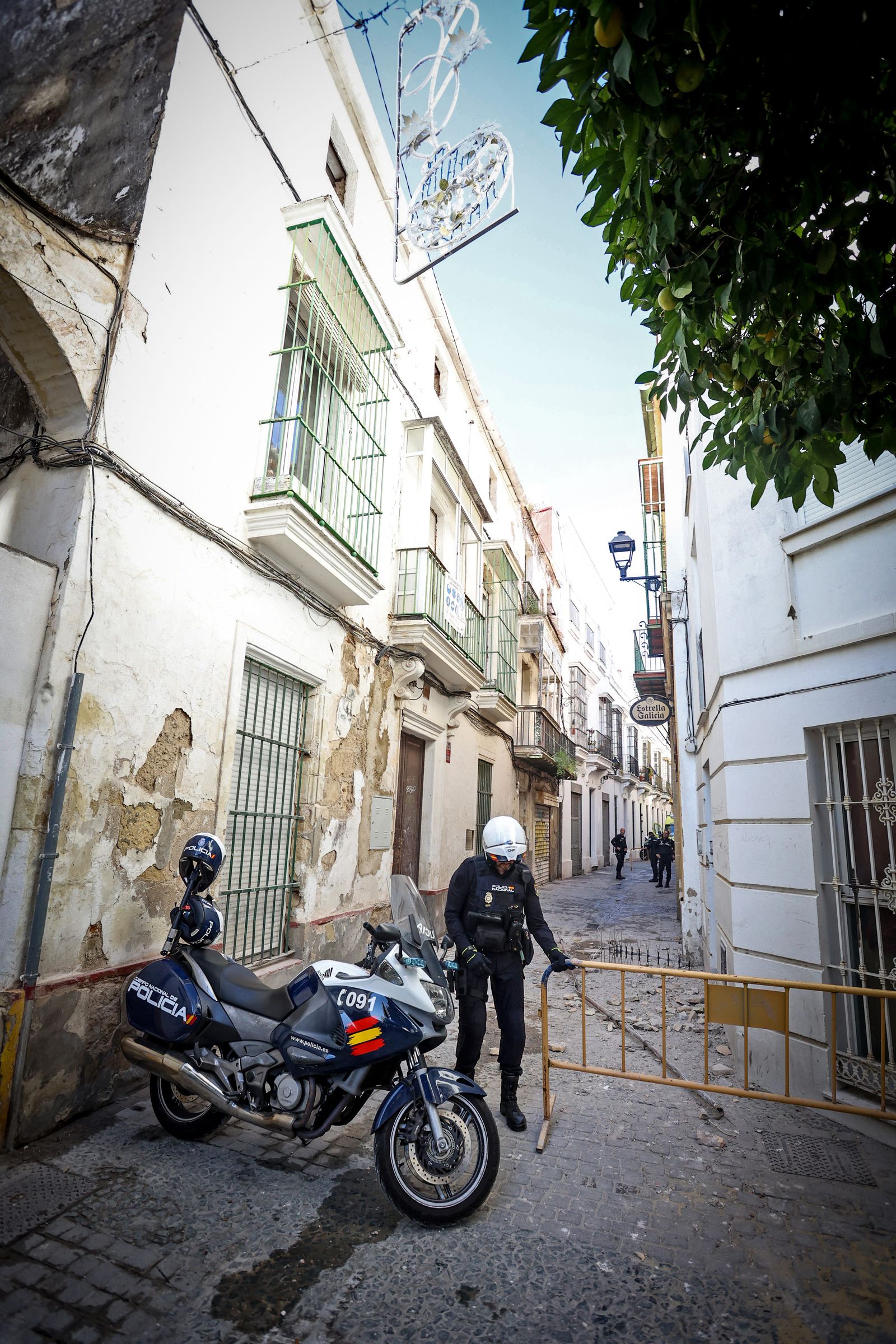 Herida una mujer al caerle una antena de una obra sin licencia en Jerez