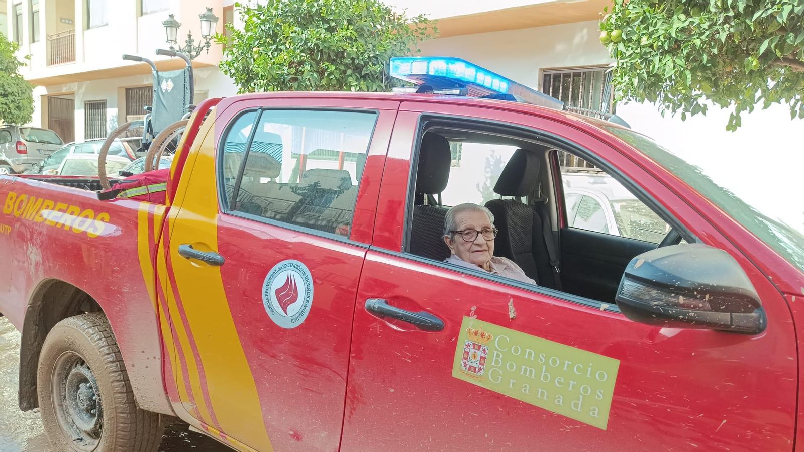 Una anciana sentada en uno de los vehículos de los Bomberos de Granada Una anciana sentada en uno de los vehículos de los Bomberos de Granada