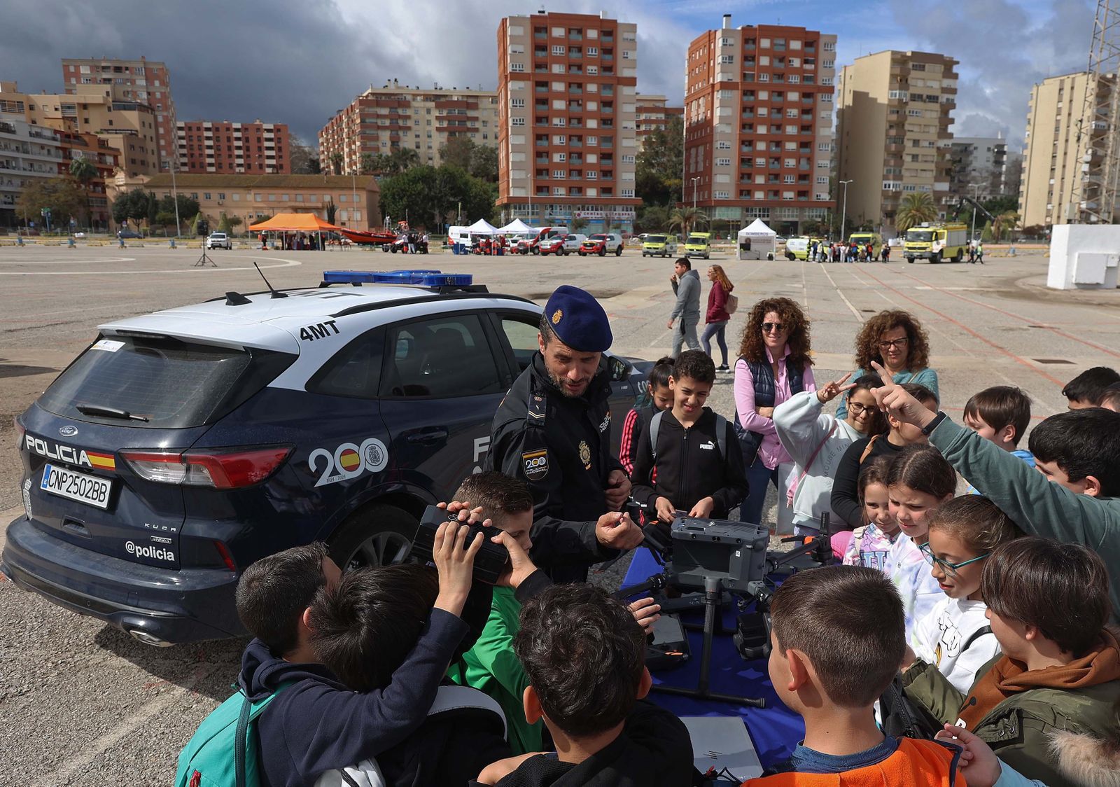 Un Policía Nacional, en una exhibición de medios en el Llano Amarillo.