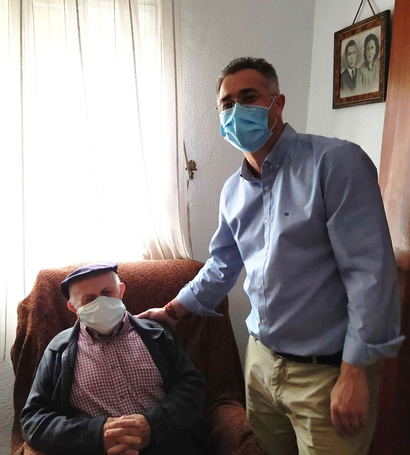 el alcalde de Olula del Río junto a  Guillermo Domene, vecino de 90 años que está recibiendo este servicio.