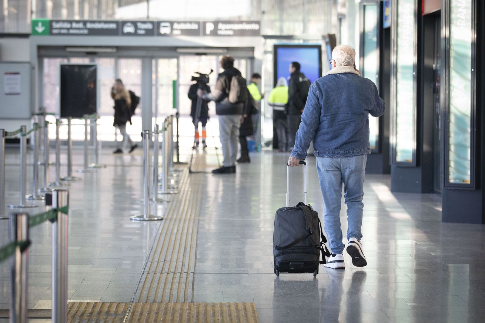 Un pasajero caminando por la estación de Andaluces de Granada este lunes
