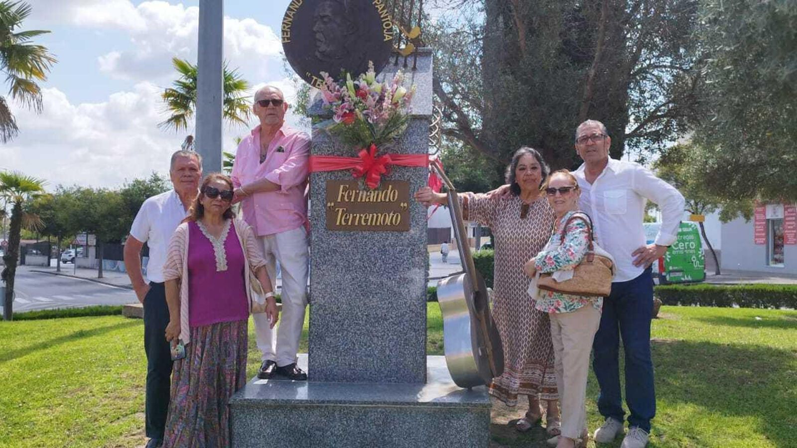 Otra imagen de la entrega floral. Otra imagen de la entrega floral.
