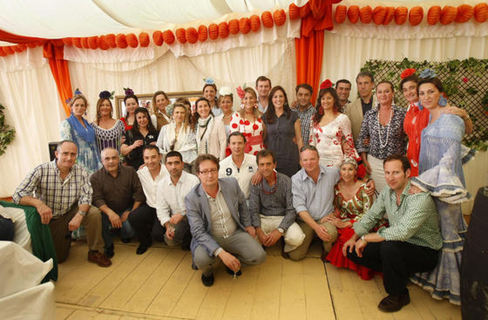 Fotografía de los socios del Club Deportivo El Trasmallo que cuenta por primera vez con su caseta de feria en la explanada de Las Banderas. Esta entidad se creó hace varios años con un equipo de fútbol para pequeños. 

Foto: Fito Carreto