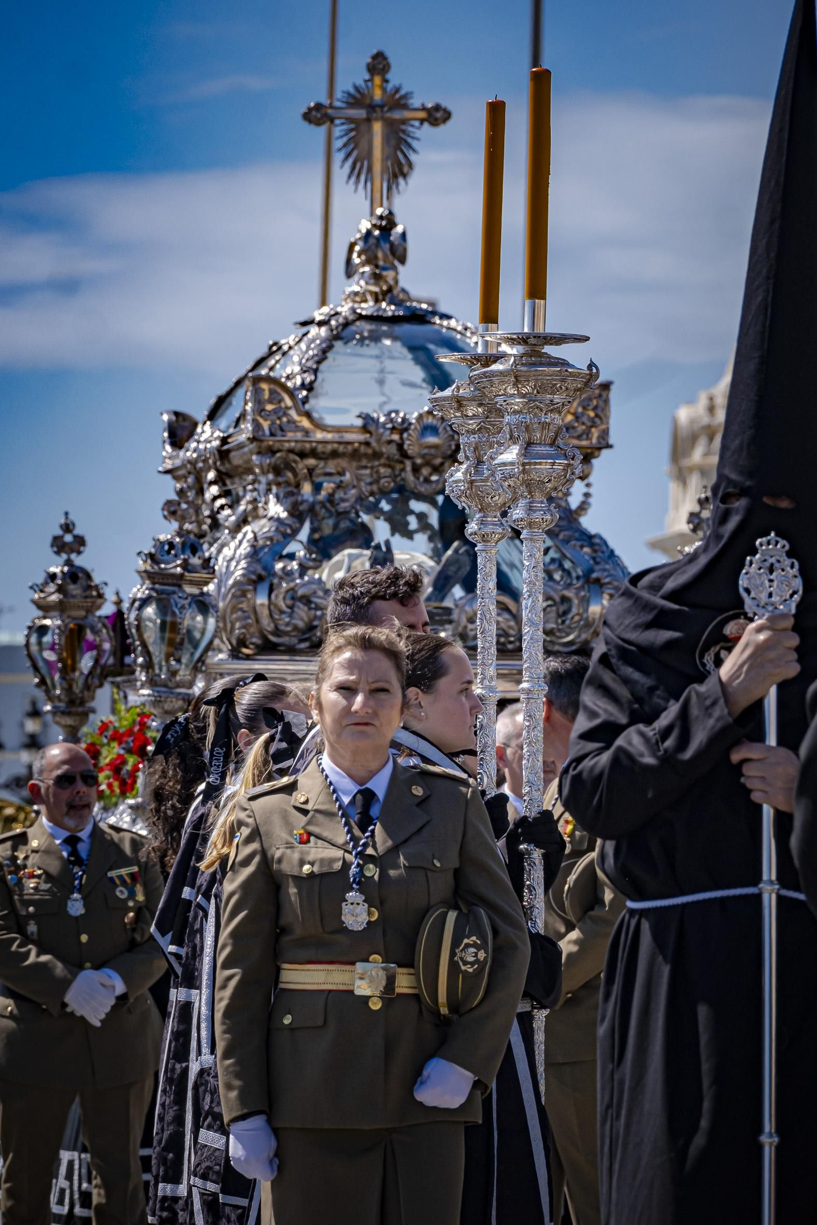Imágenes de la salida de Santo Entierro en la Semana Santa de Cádiz 2025
