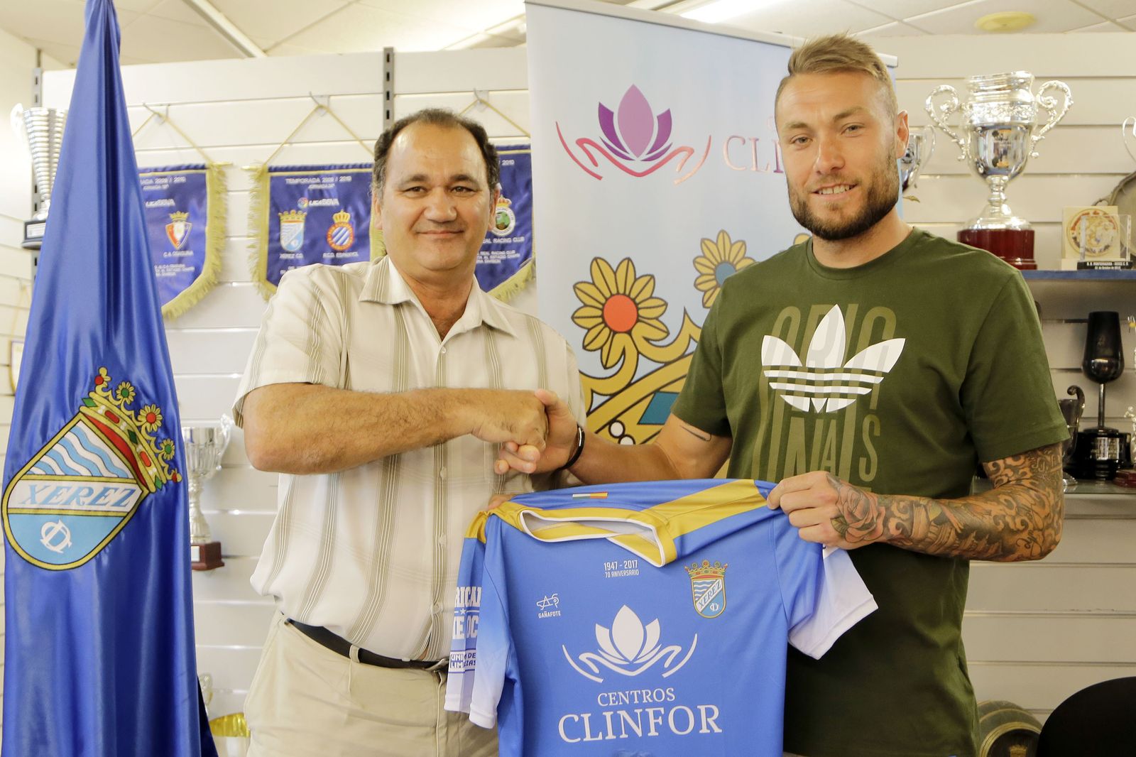 Jairo, que fue presentado ayer como nuevo meta azulino en la sede de Afición Xerecista, se muestra ilusionado con su nueva etapa en el club.