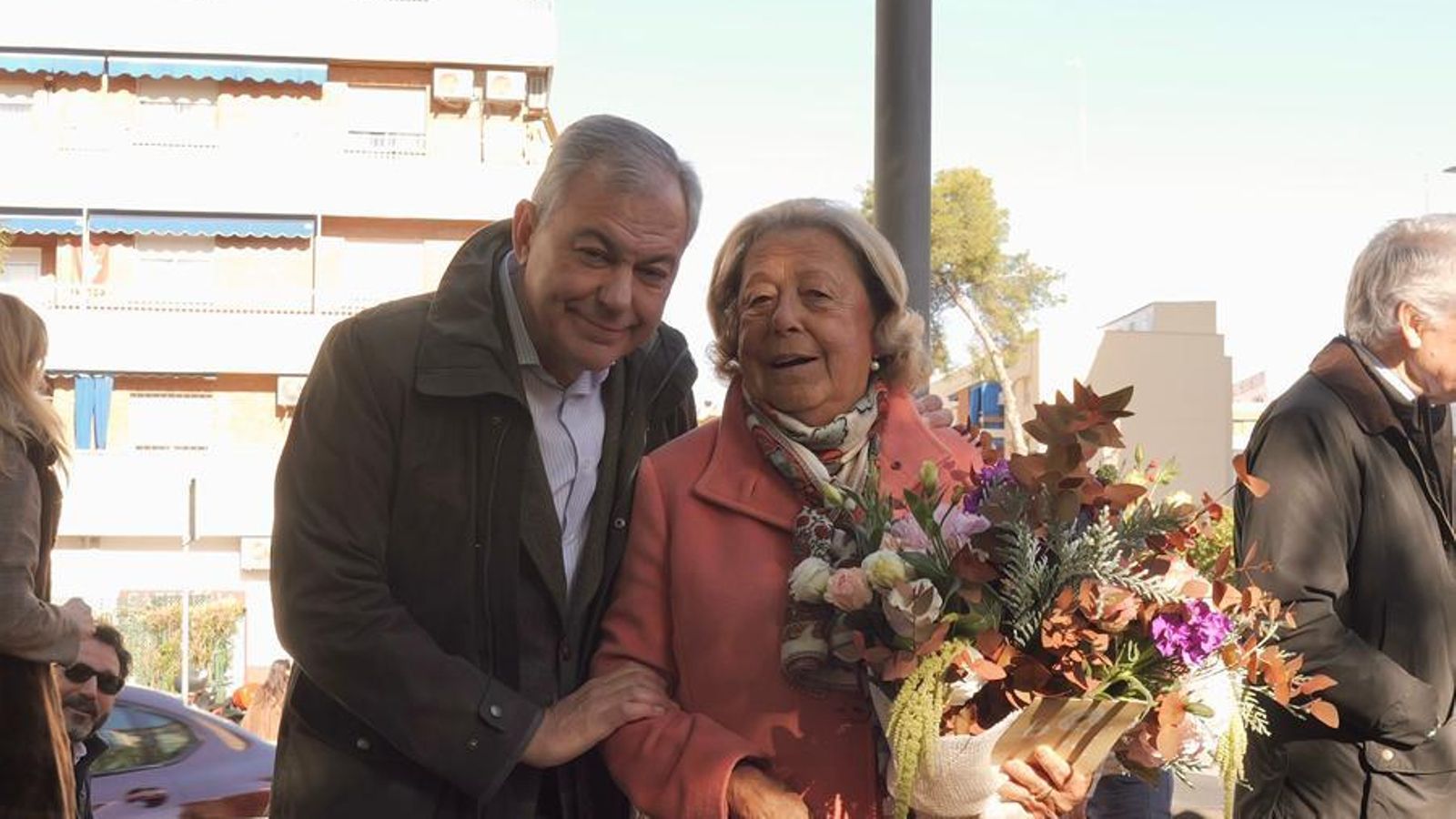 El alcalde José Luis Sanz junto a Enriqueta Vilar Vilar