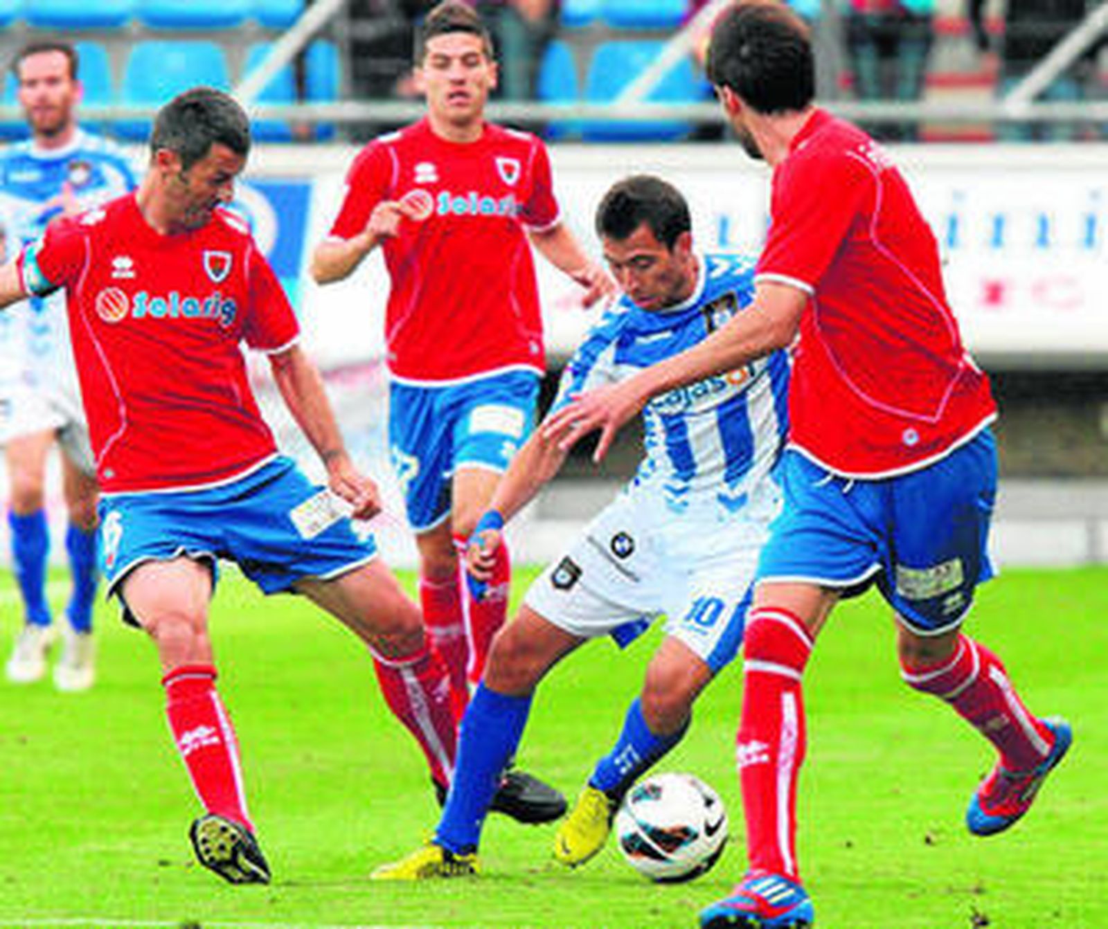 La defensa del Numancia trata de frenar un avance del Recreativo.