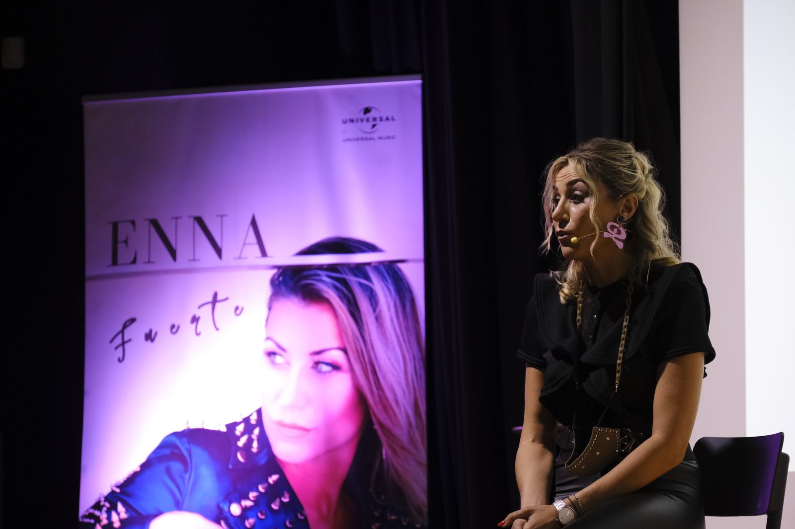 ENNA durante la presentación del videoclip del tema ‘Fuerte’ en la Escuela de Música y Artes de Almería.