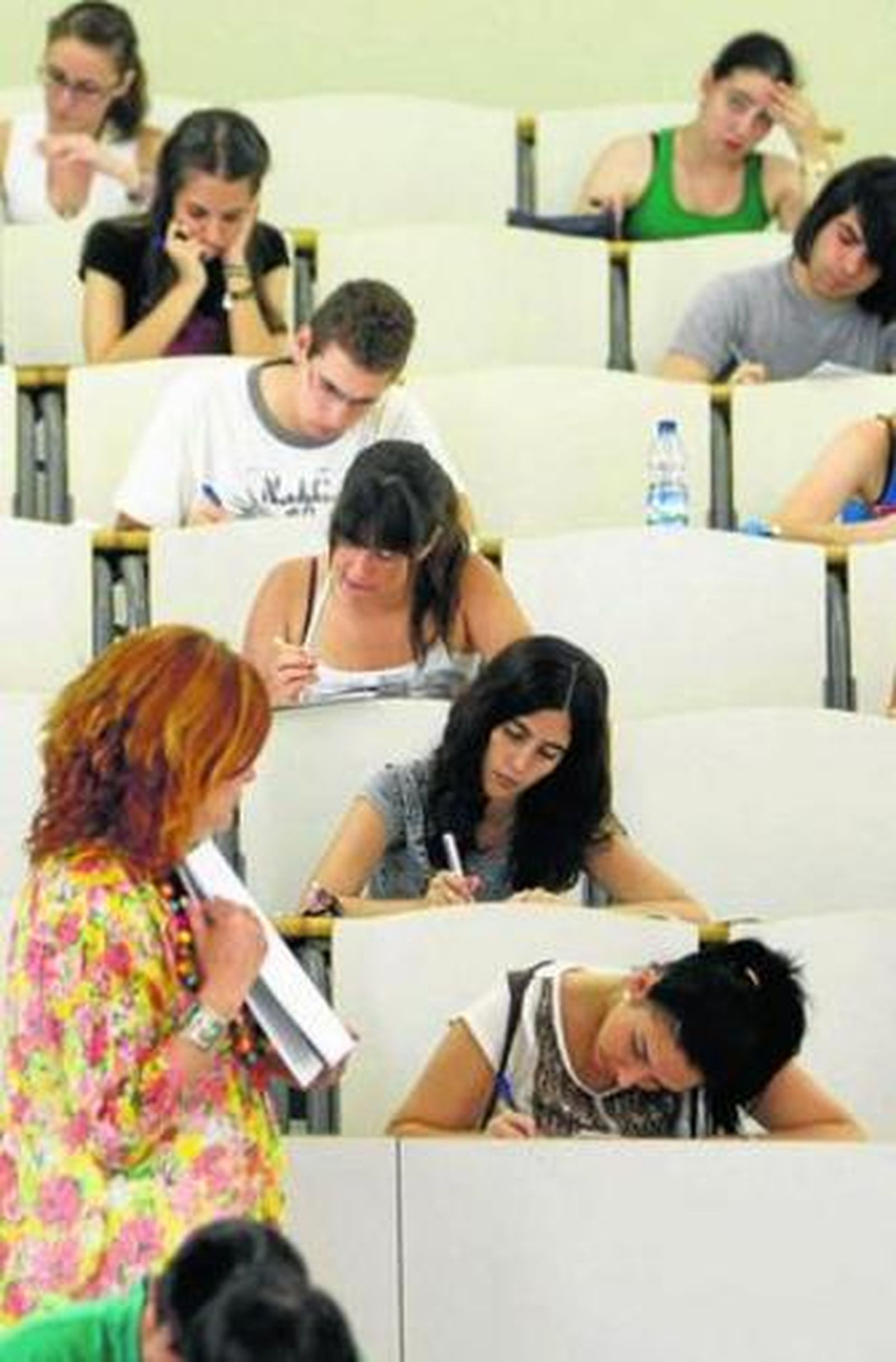 Alumnos examinándose de Selectividad en un centro universitario.