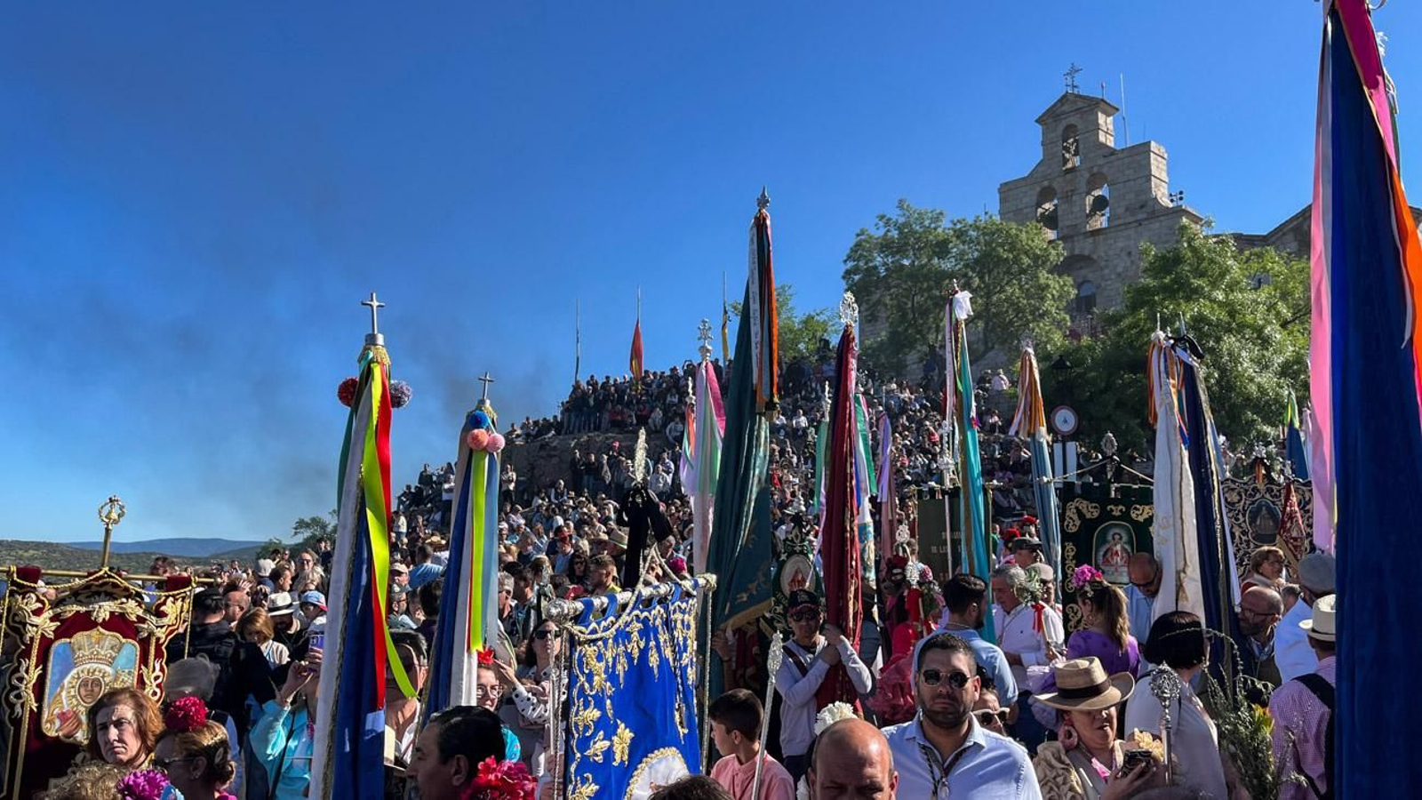 Miles de romeros acuden al encuentro de la Virgen de la Cabeza en su romería