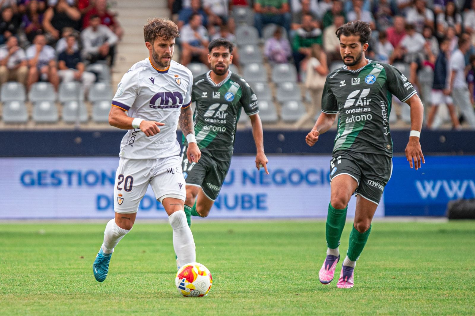 Mauro Caballero, ante dos jugadores del Xerez DFC en el duelo de la primera vuelta.