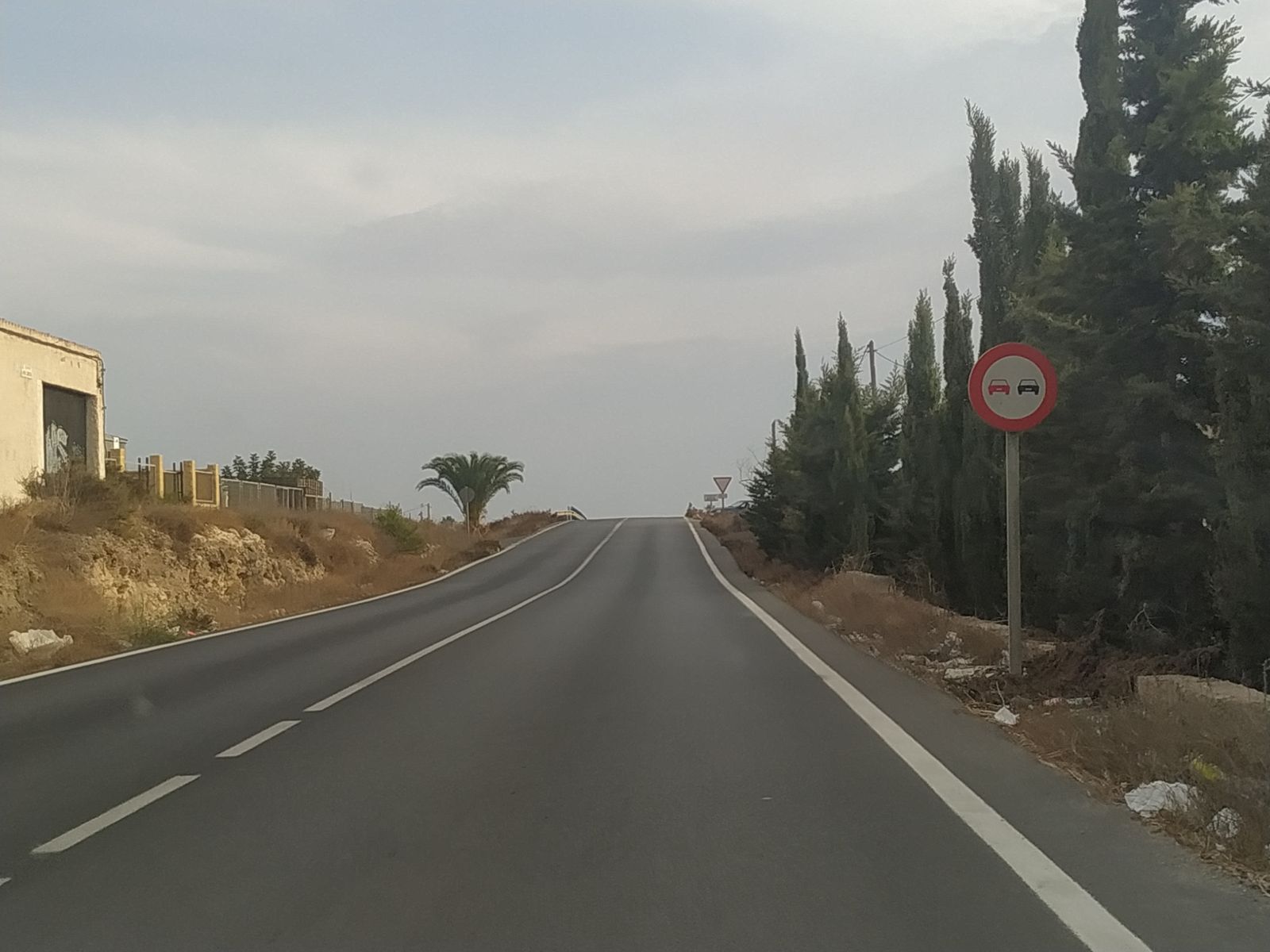Carretera de Loma Cabrera, sin aceras ni pasos peatonales