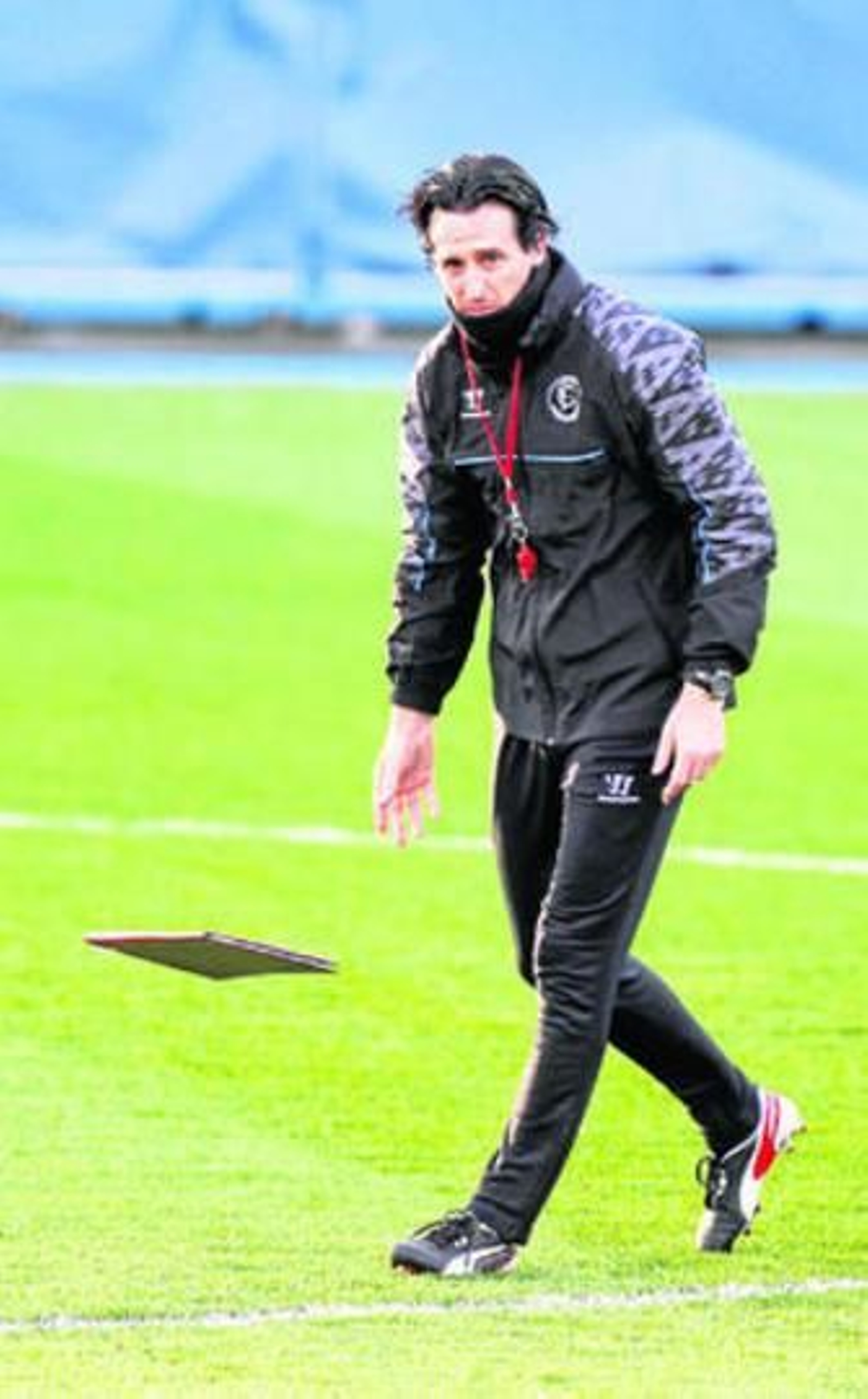 A Unai Emery se le escapa la carpeta con sus anotaciones en el entrenamiento en el estadio Petrovsky.