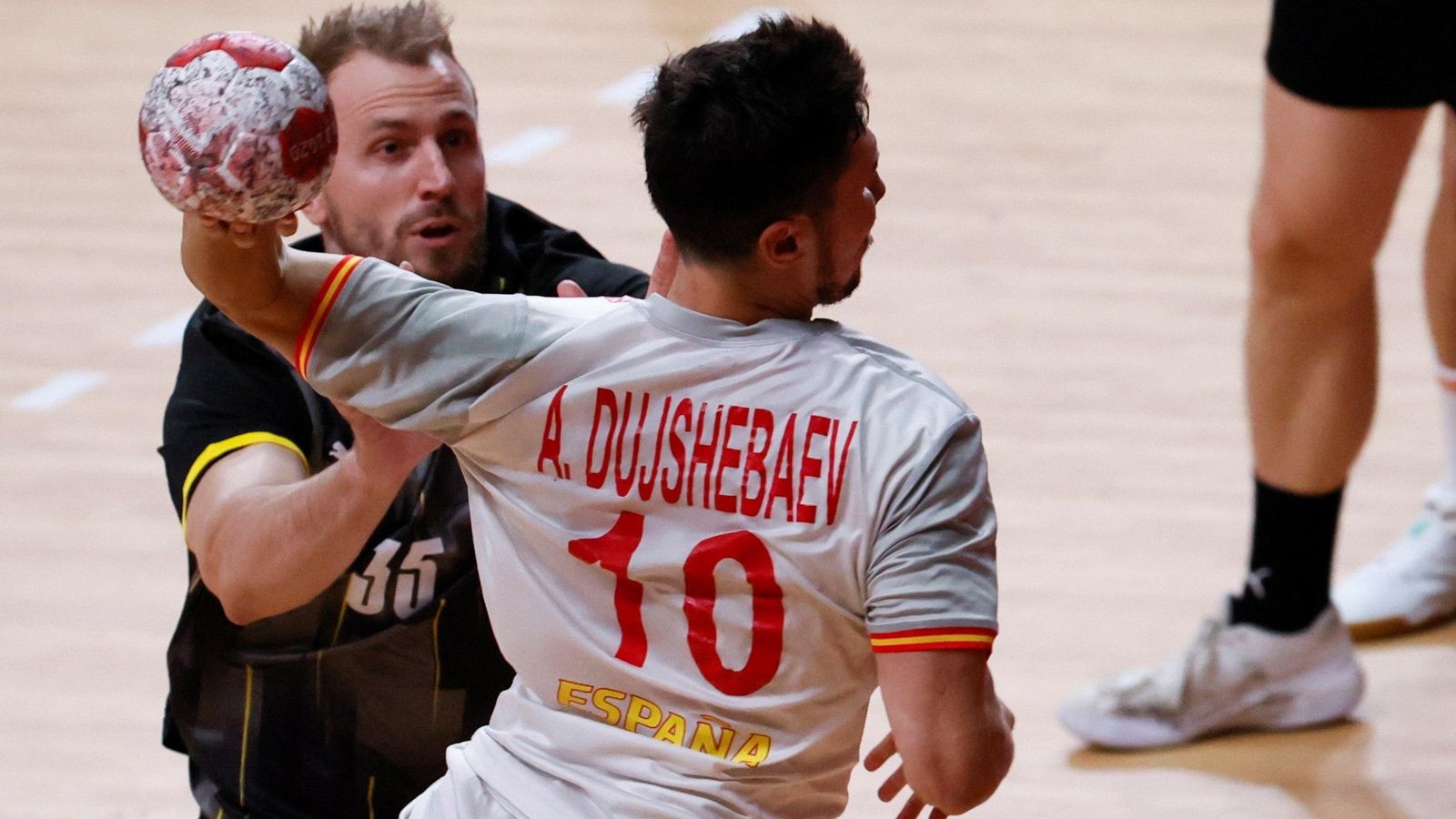 Álex Dujshebaev, gran protagonista al final, lanza a portería ante el alemán Julius Kuehn.