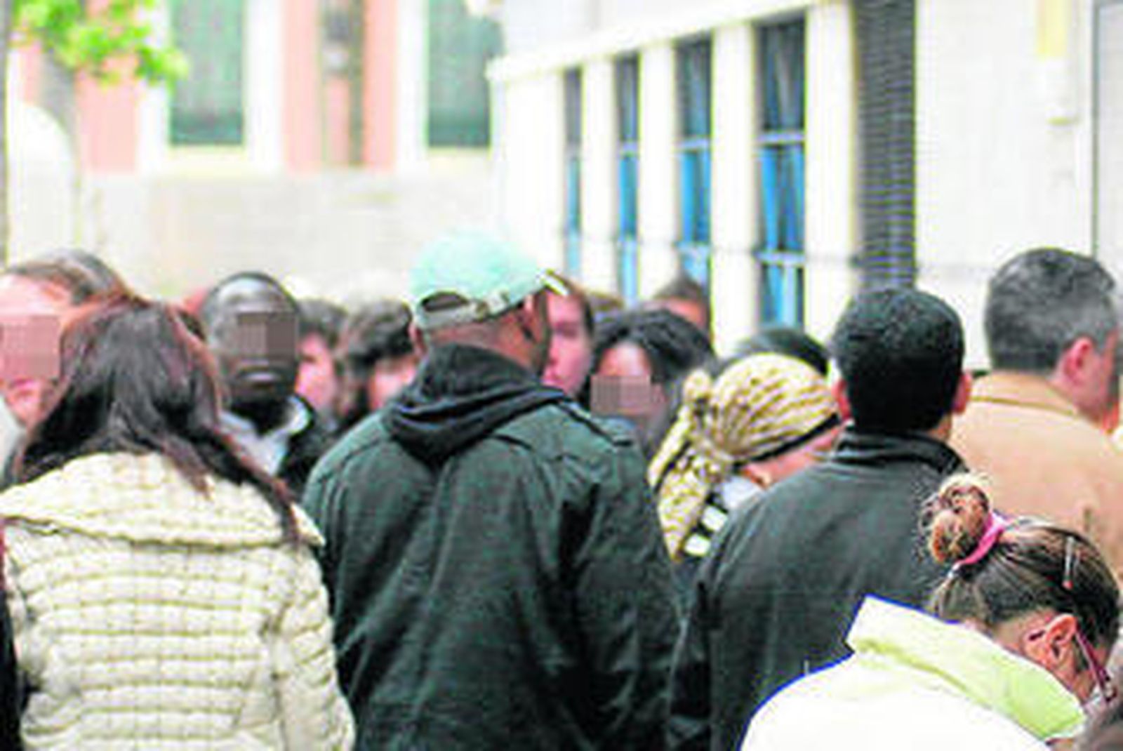 Un grupo de inmigrantes, a las puertas de la Oficina de Extranjería.