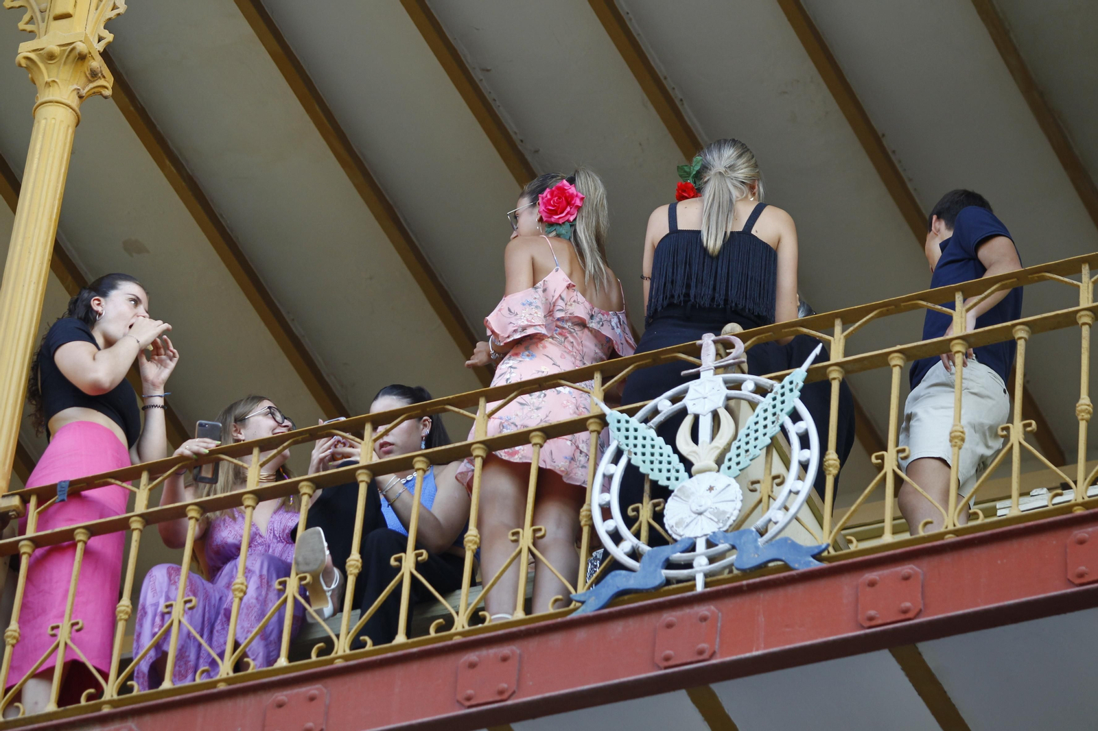 Las imágenes del ambiente del tendido en la novillada de la Feria Taurina de Almería