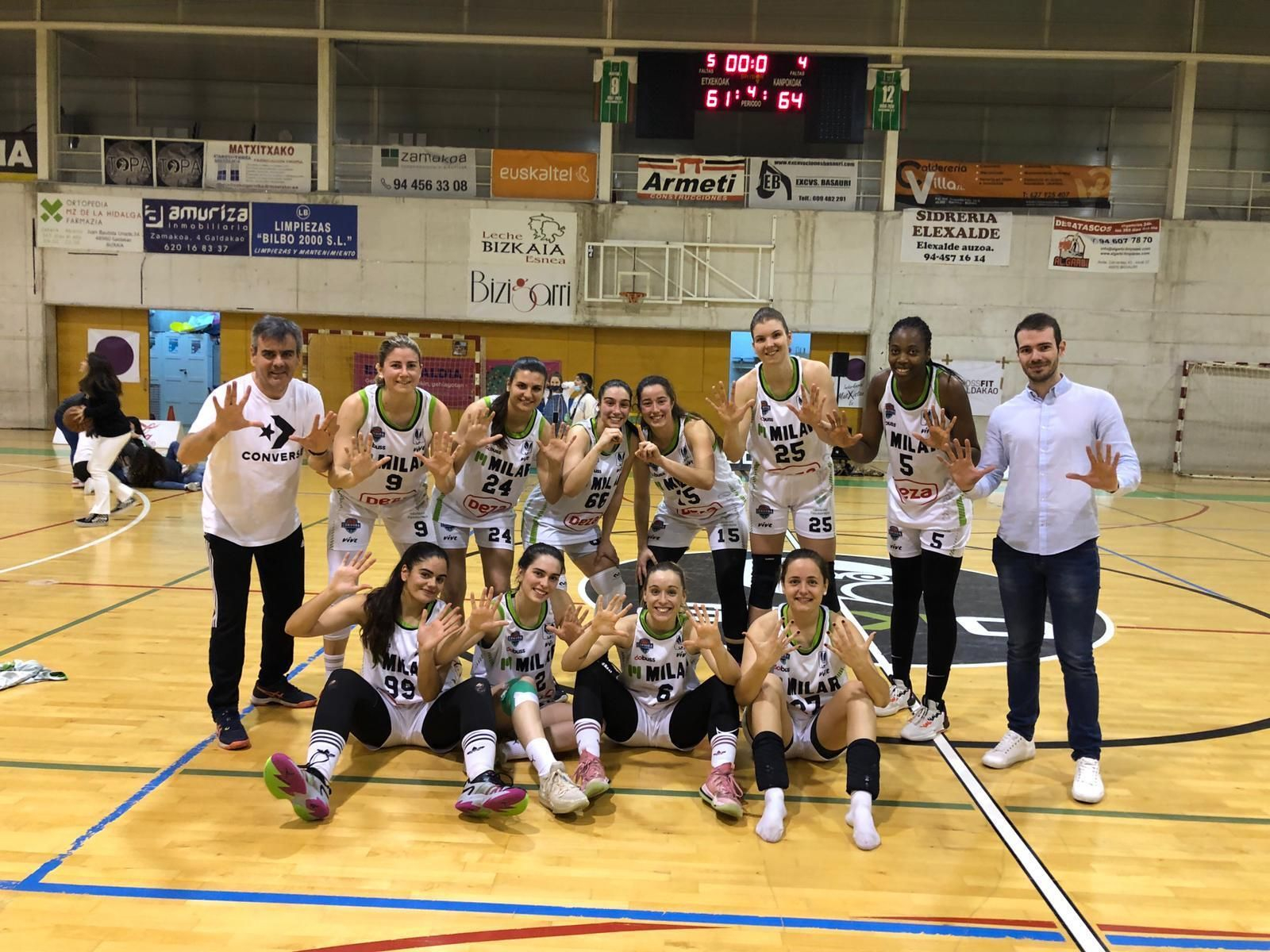 Las jugadoras del Milar Córdoba BF celebran la victoria ante el Ibaizabal.