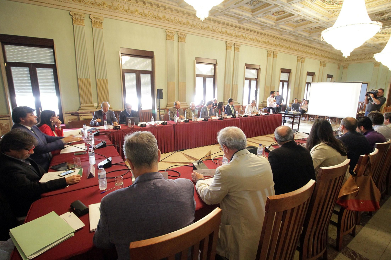 Imágenes de la Mesa de los Fosfoyesos celebrada en el ayuntamiento