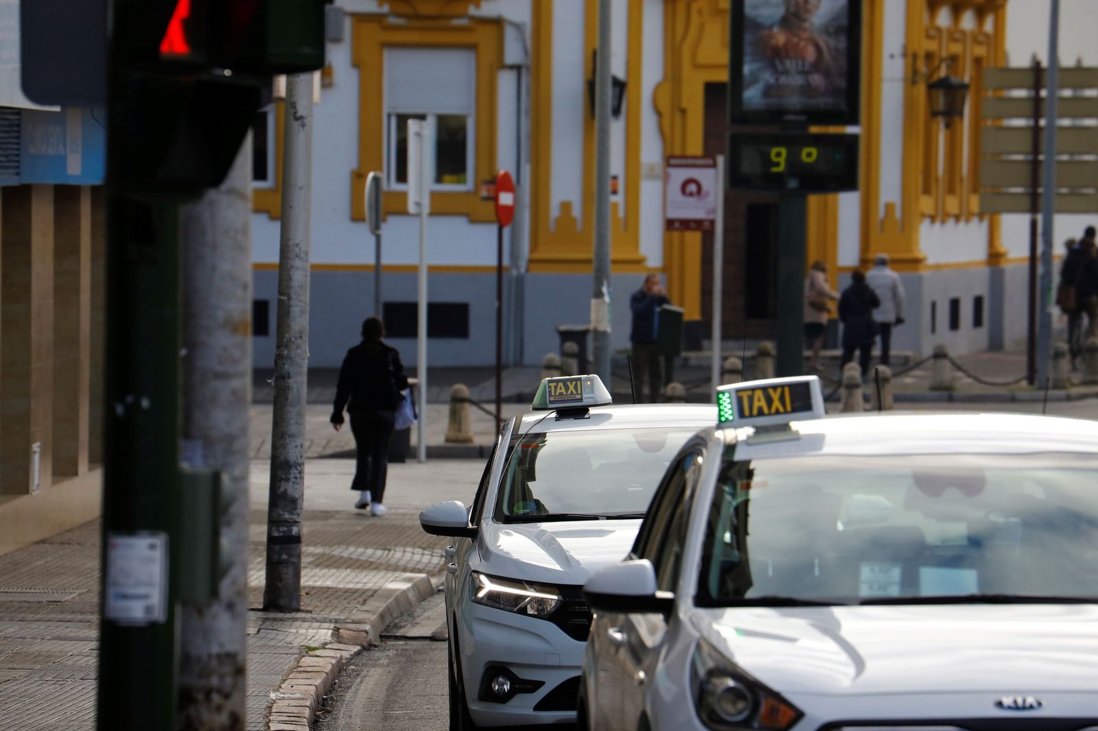 Dos taxis, en el centro de la ciudad
