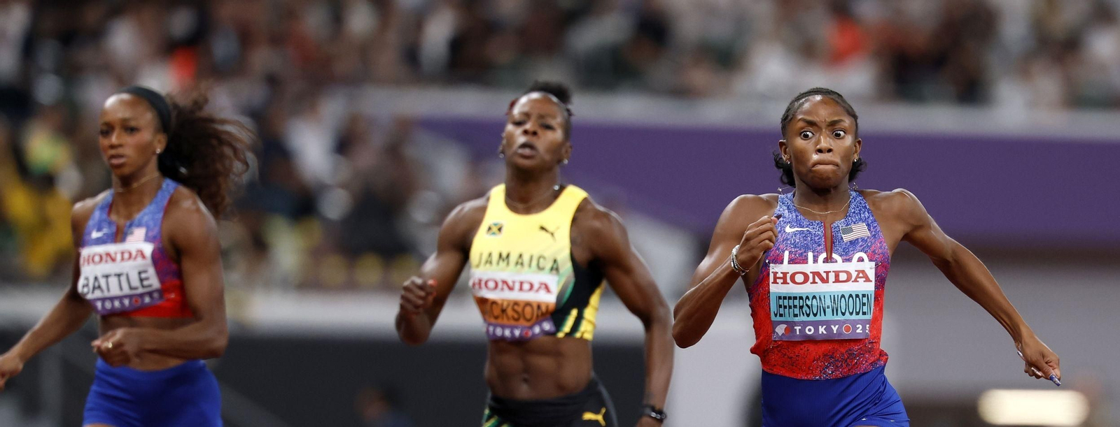 Melissa Jefferson realiza un gesto expresivo para ganar la final del 200.