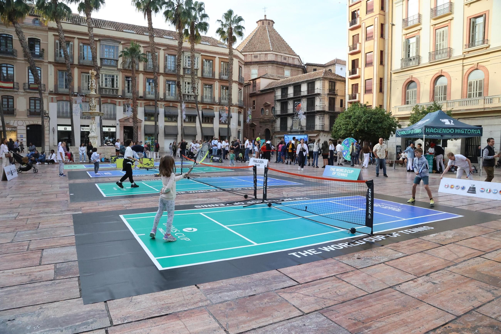El alcalde De la Torre se anima a jugar con Conchita Martínez en la presentación de la BJKC